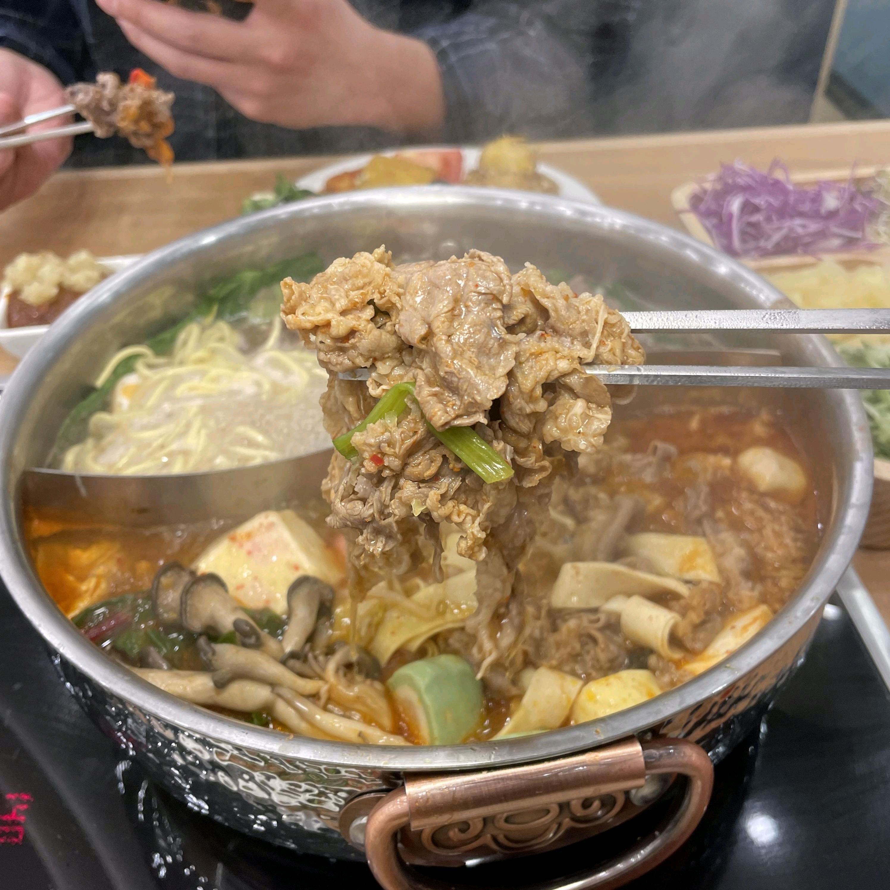 넉넉한 양의 소고기가 정말 신선했어요 여러가지 야채도 함께 곁들여 먹으니 건강한 느낌이 가