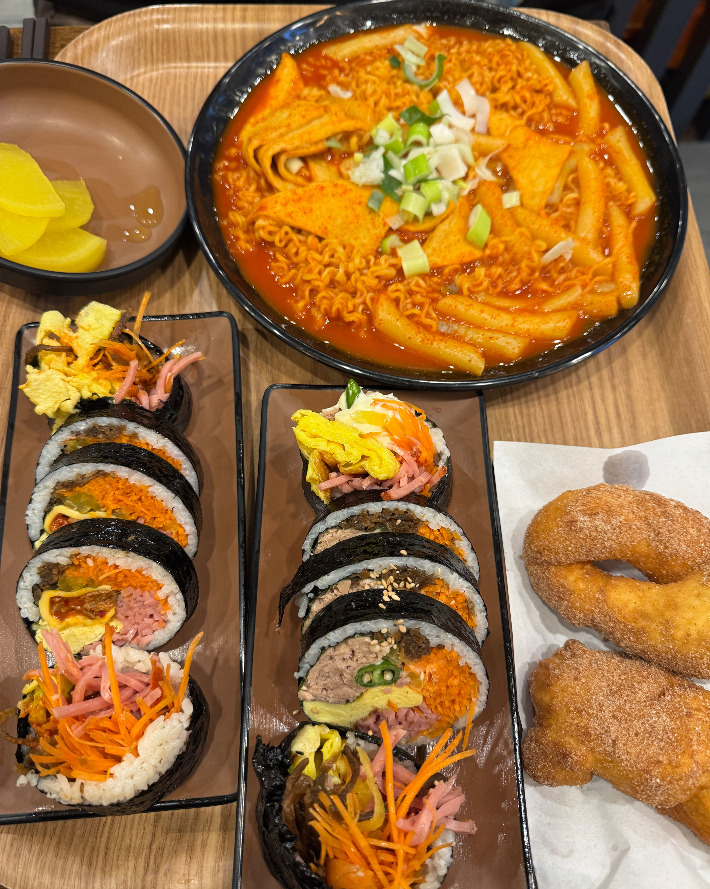 김밥이. 진짜 맛은물론이고 사진으로본것보다 더큰거같아요 ㅎㅎ - 구월동 맛집 법대생 팔뚝김밥