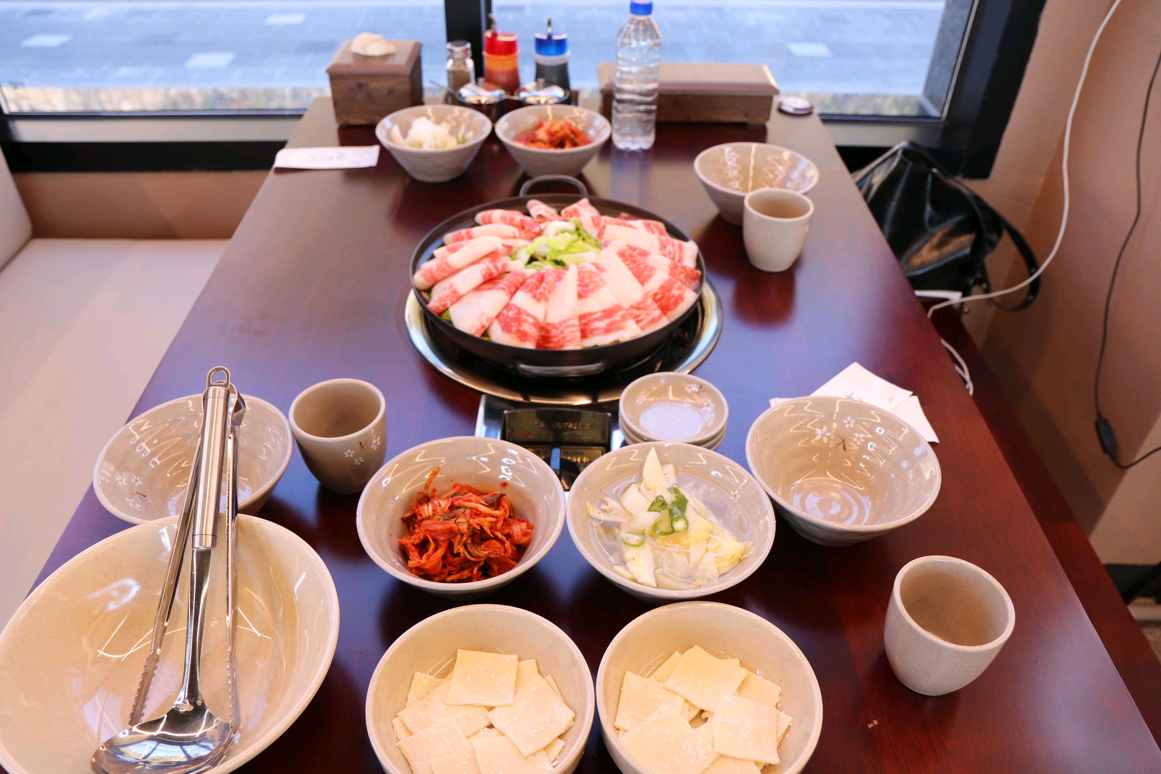 칼국수 한 그릇 든든하게 먹고 왔어요~ 면발이 쫄깃하고 국물도 진하니 맛있었어요 한우차돌수