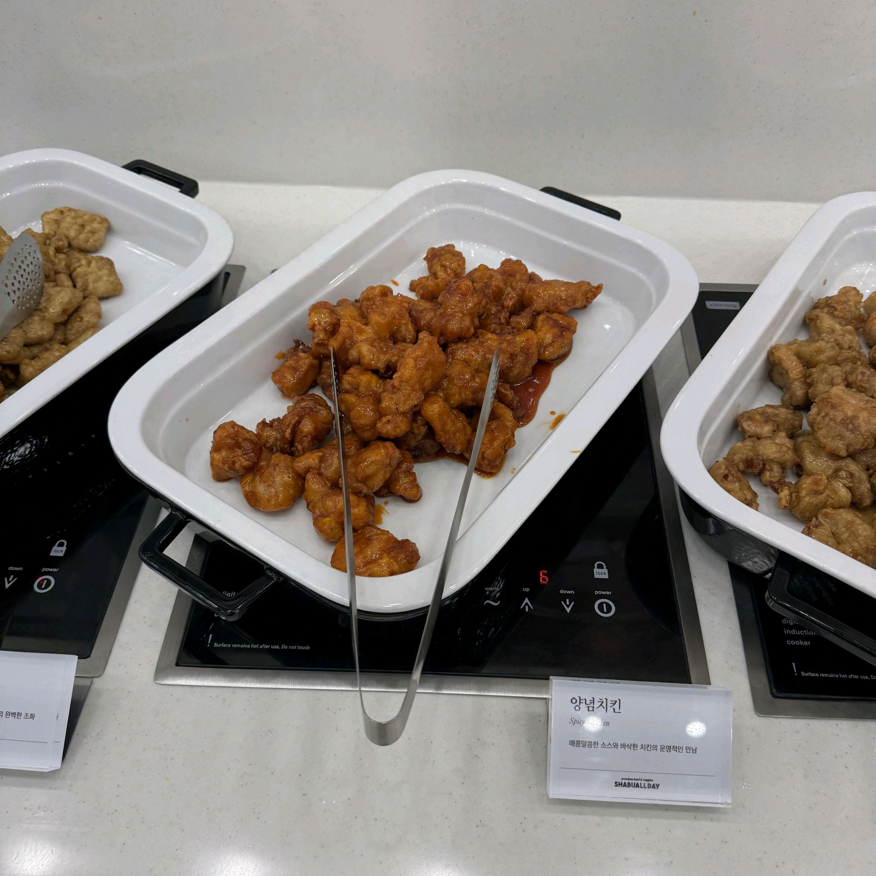 인테리어가 깔끔하고 샐러드바 종류도 다양하게 준비되어 있었어요. 야채와 소스 선택지가 많아
