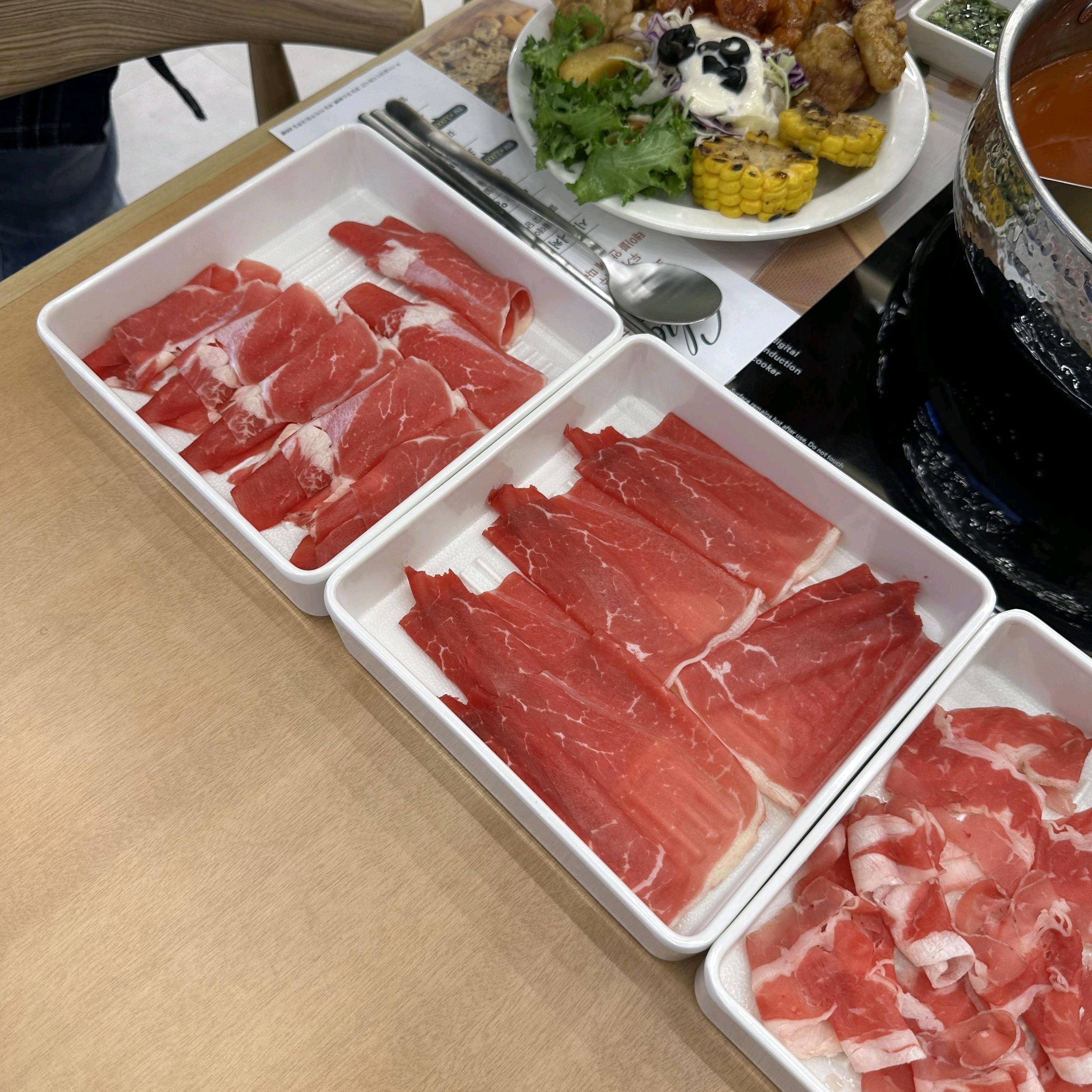 음식이 너무 맛있고 깔끔해요 무제한으로 먹을 수 있어서 좋았어요 브로스도 진하고 소고기도
