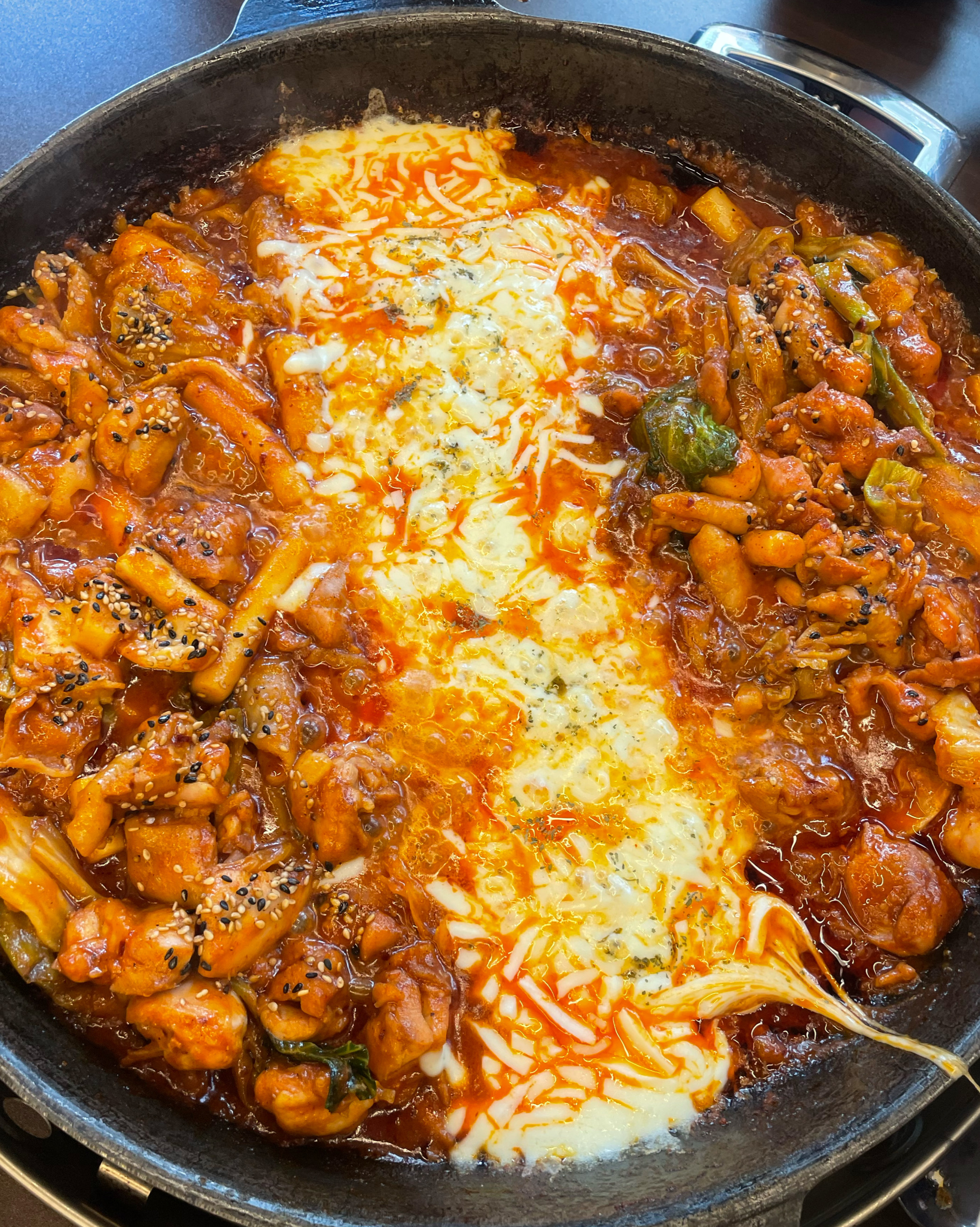 매일 지나가면서 보다가 닭갈비가 땡겨서 직원들하고 점심에 먹으러 와봤어요!! 치즈닭갈비 맛