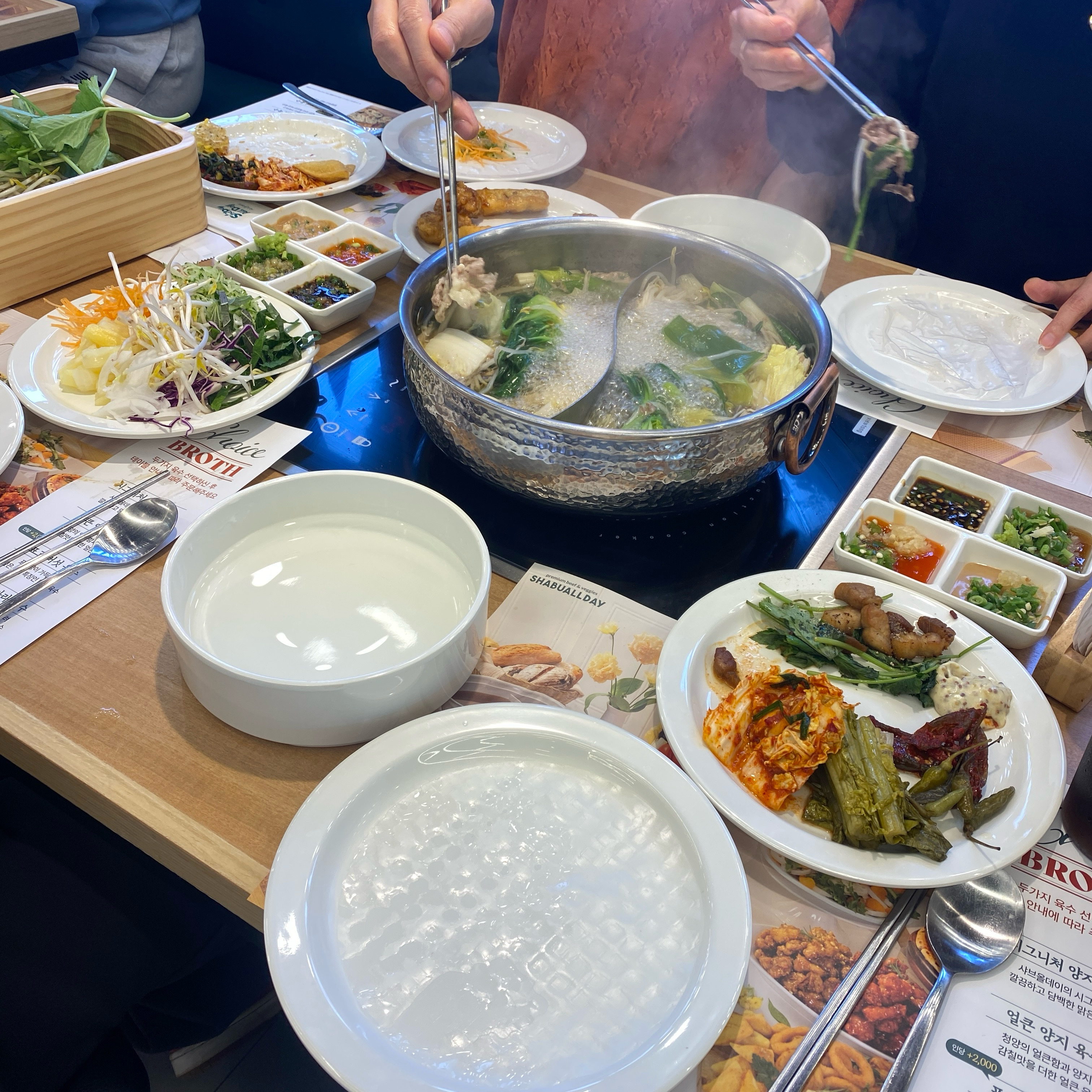매장 깔끔하고 채소들도 엄청 싱싱해서 맛있게 먹었어요! 부페종류도 짱짱 많아서 애들이랑 오