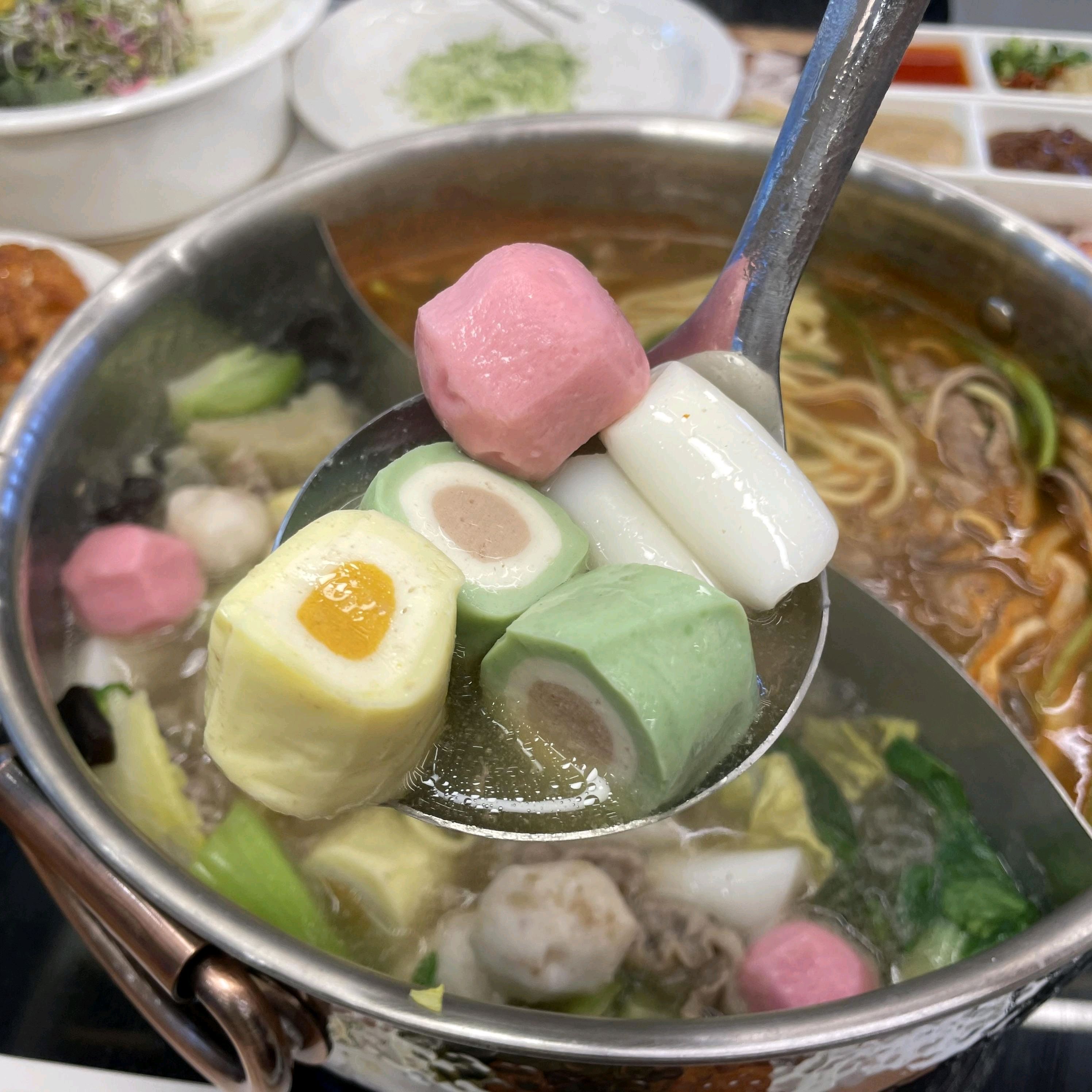 샤브 무제한에 진짜 만족했어요. 디핑소스 종류도 다양하고 샐러드바 야채들도 신선했으며, 라
