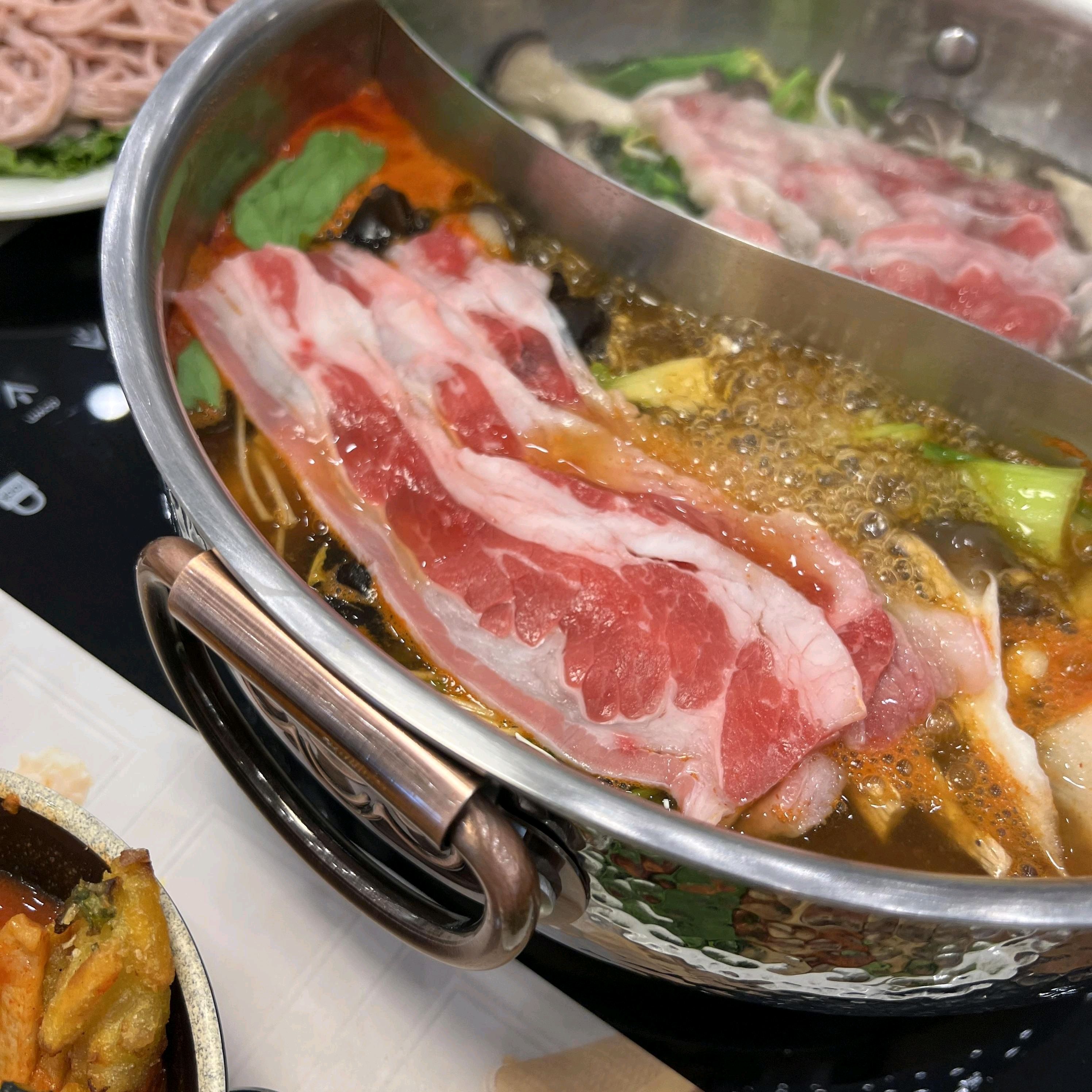 취향에 맞게 육수도 고를 수 있어서 좋았어요 샤브샤브 먹을 때 자극적인 맛보다는 담백한 걸