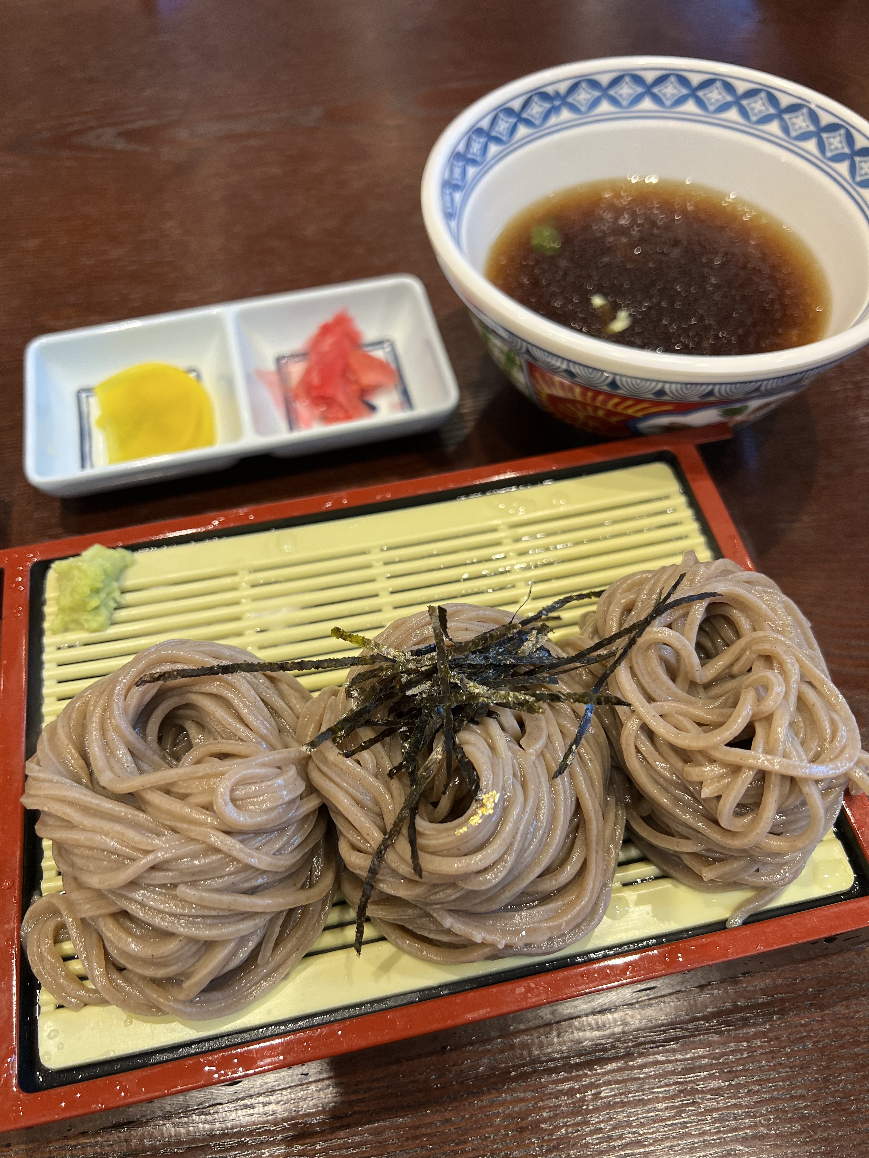 입소문 듣고 온 삼동소바👍🏻와~~!! 소바위에 금가루라니ㅎㅎㅎ육수도 맛있고 무엇보다 면에 