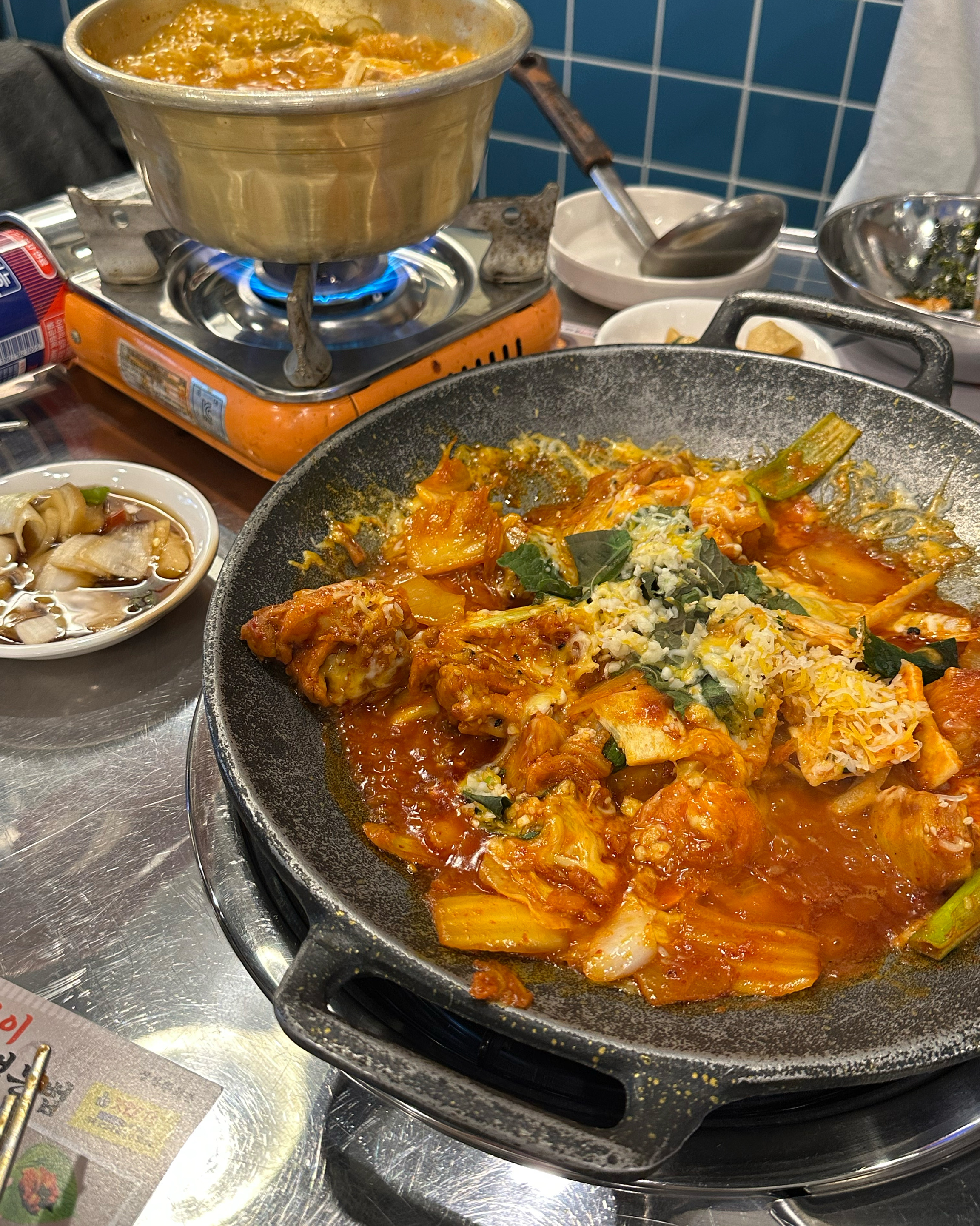 김치찌개랑 닭갈비 둘 다 정말 맛있었어요. 따끈하고 든든해서 기분까지 좋아졌습니다. - 천호동 맛집 삼산회관 천호역점