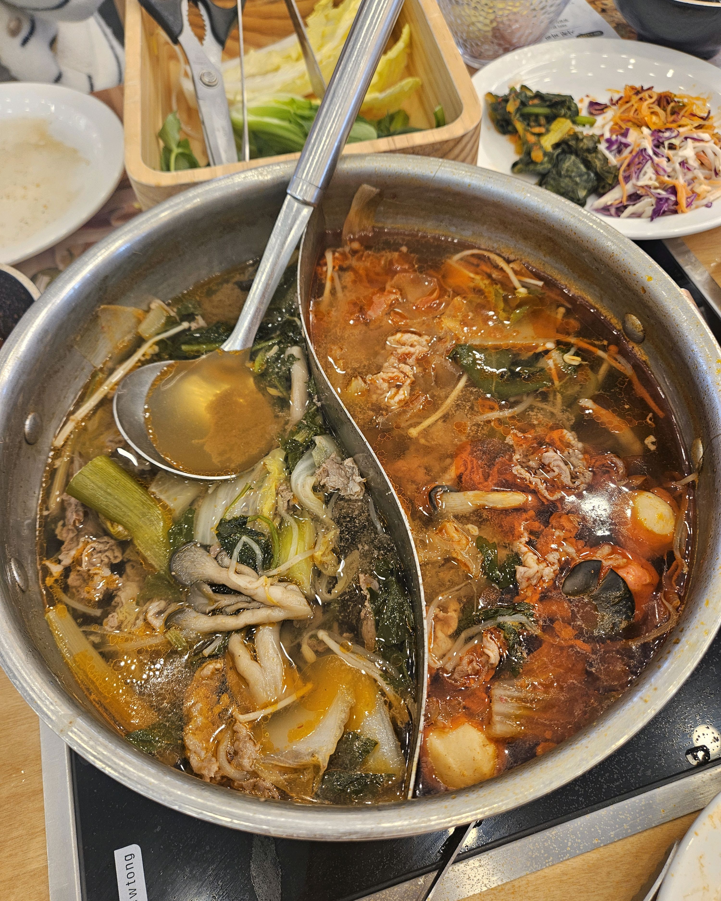친구들과 오랜만에 만나는기념으로 요즘 핫한 샤브샤브먹으러 왔어요~ 고기도 너무 신선하고 푸