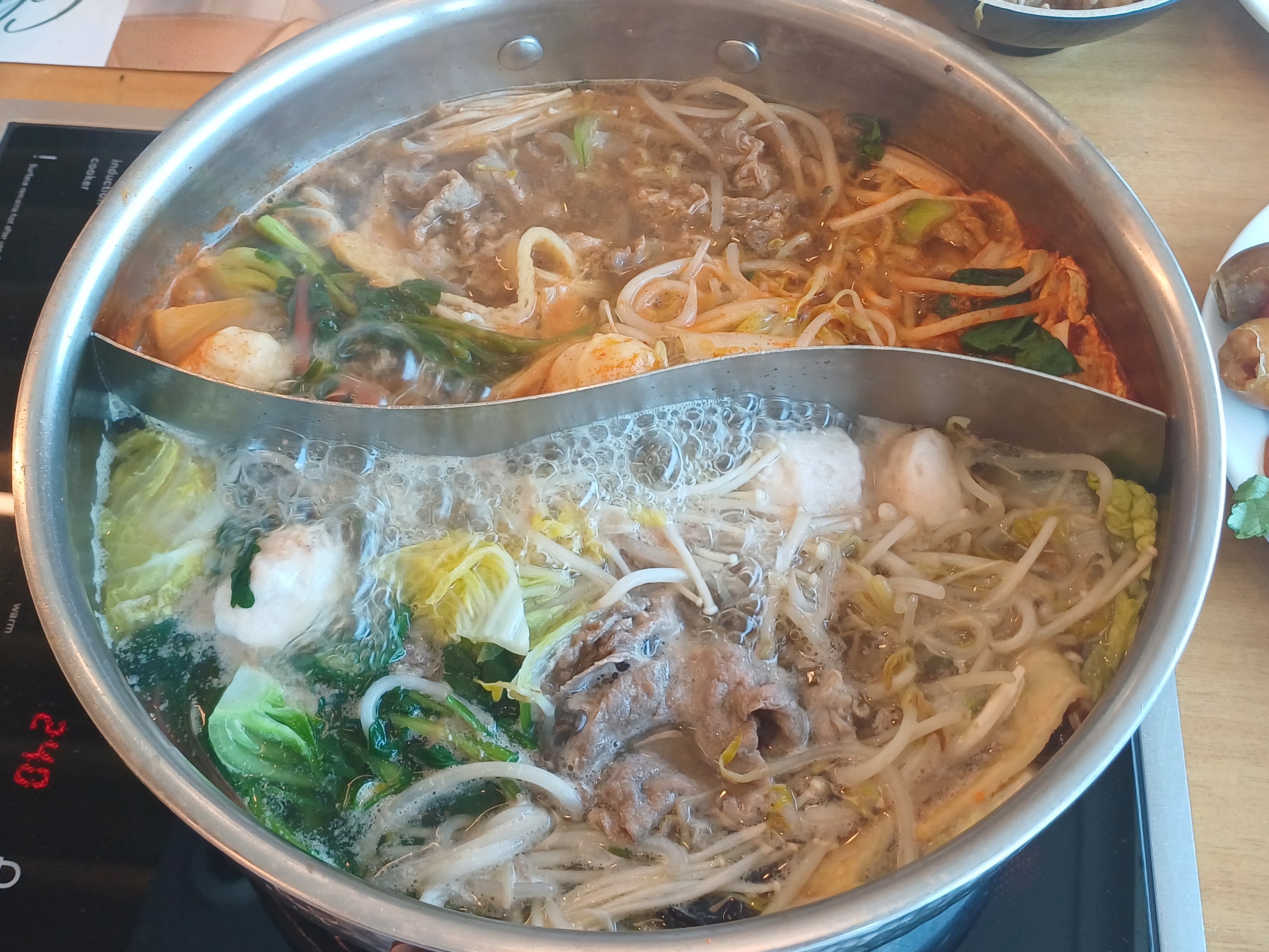 소고기랑 샐러드바 모두 무한리필이라 푸짐하게 먹었네요. - 김해 주촌 맛집 샤브올데이 김해 주촌점