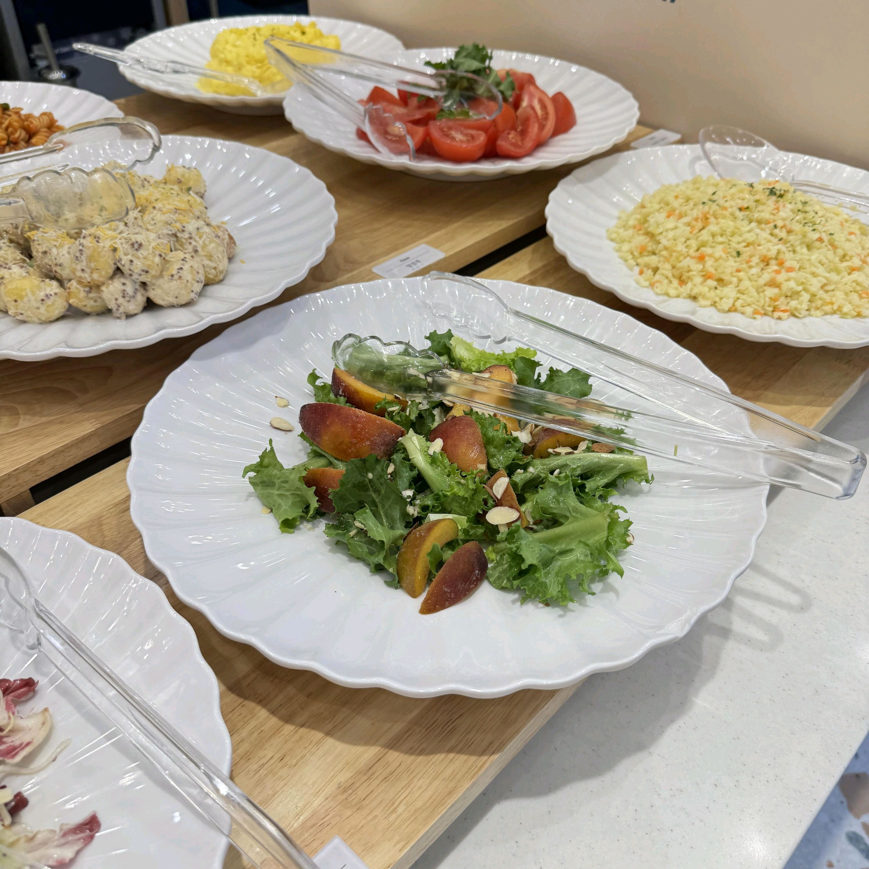 소고기 샤브도 맛있고 샐러드바도 신선해서 너무 좋아요. 특히 프리미엄 소고기가 부드러워서