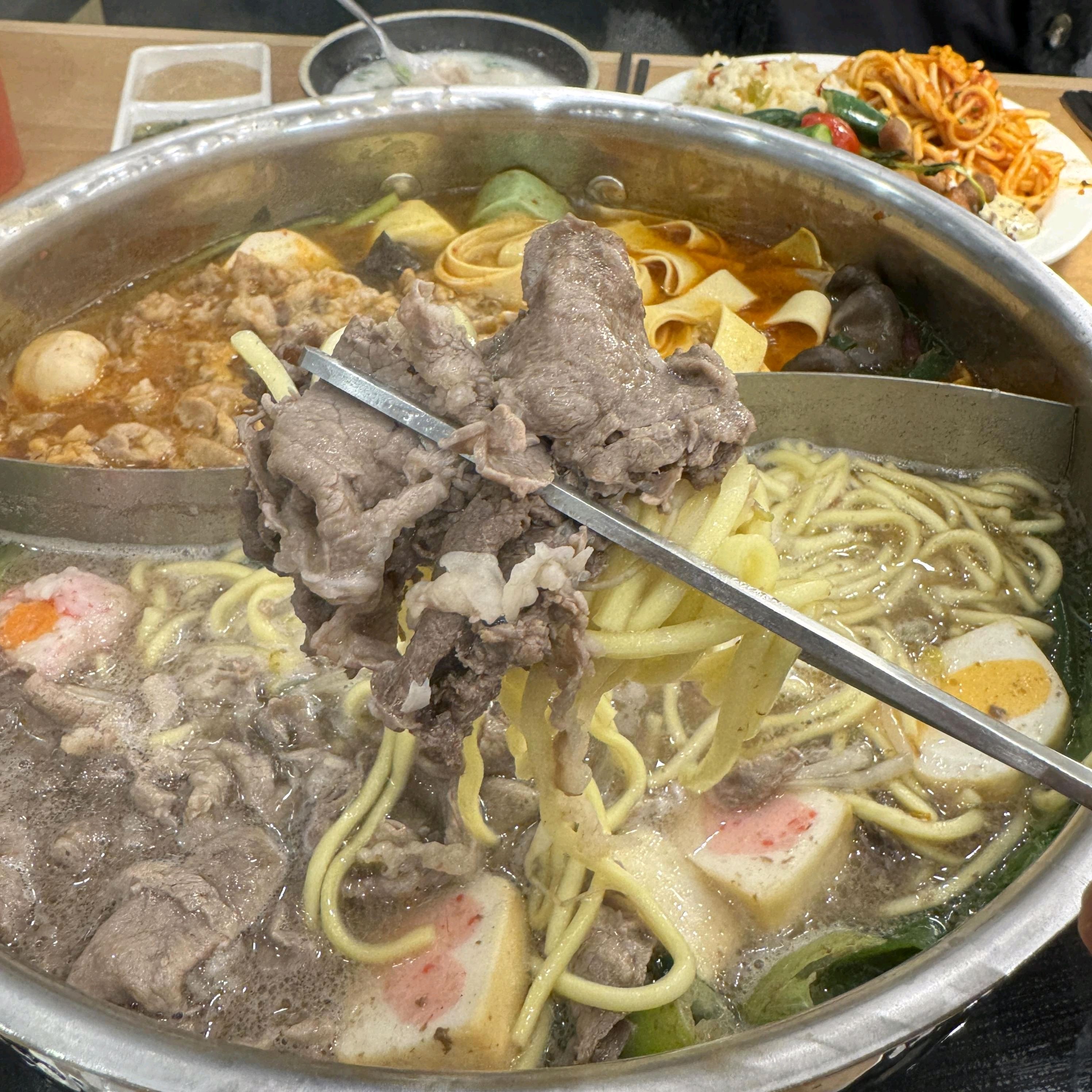 소고기 샤브랑 샐러드바 무제한이라 양도 넉넉하게 먹었어요! 육수 맛도 진하고 다양한 야채에