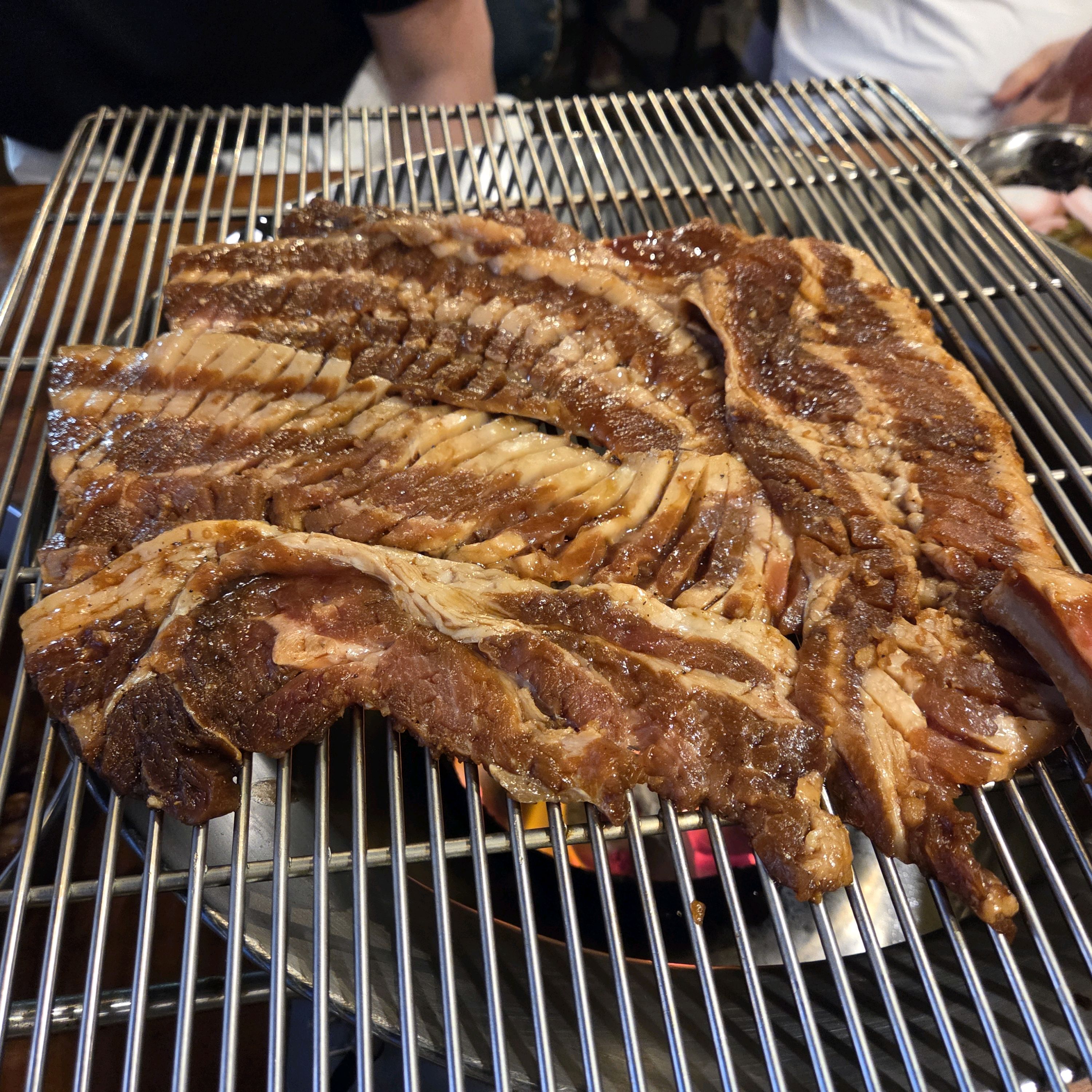 고기 다 구워주셔서 너무 편했고 맛도 좋았어요! 가족 외식할 때 자주 오는 곳입니다 추천해