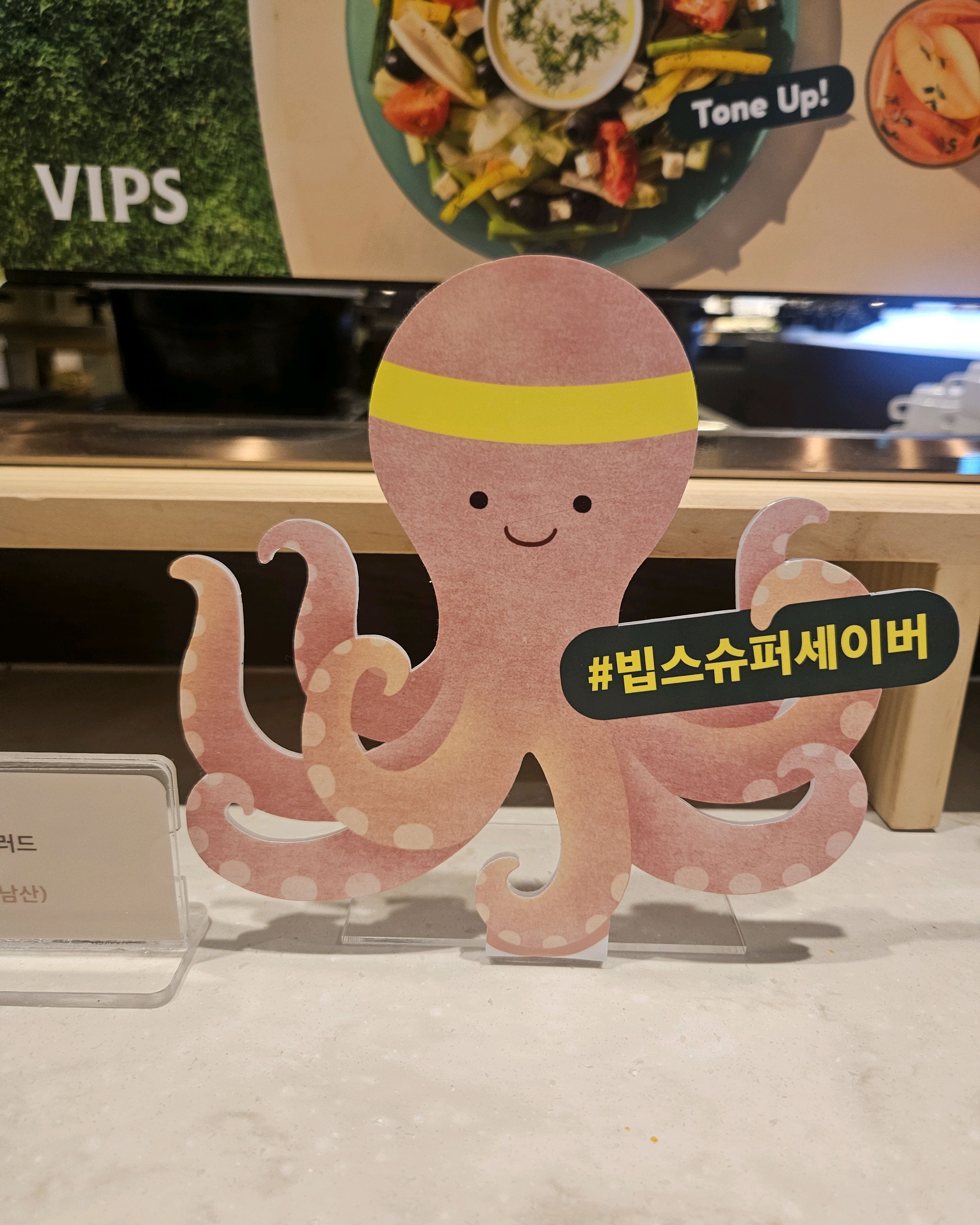 오후8시에 예약하고 방문했습니다. 오후9시가되자 접시를 계속 가져가도되냐고 묻습니다. 아예