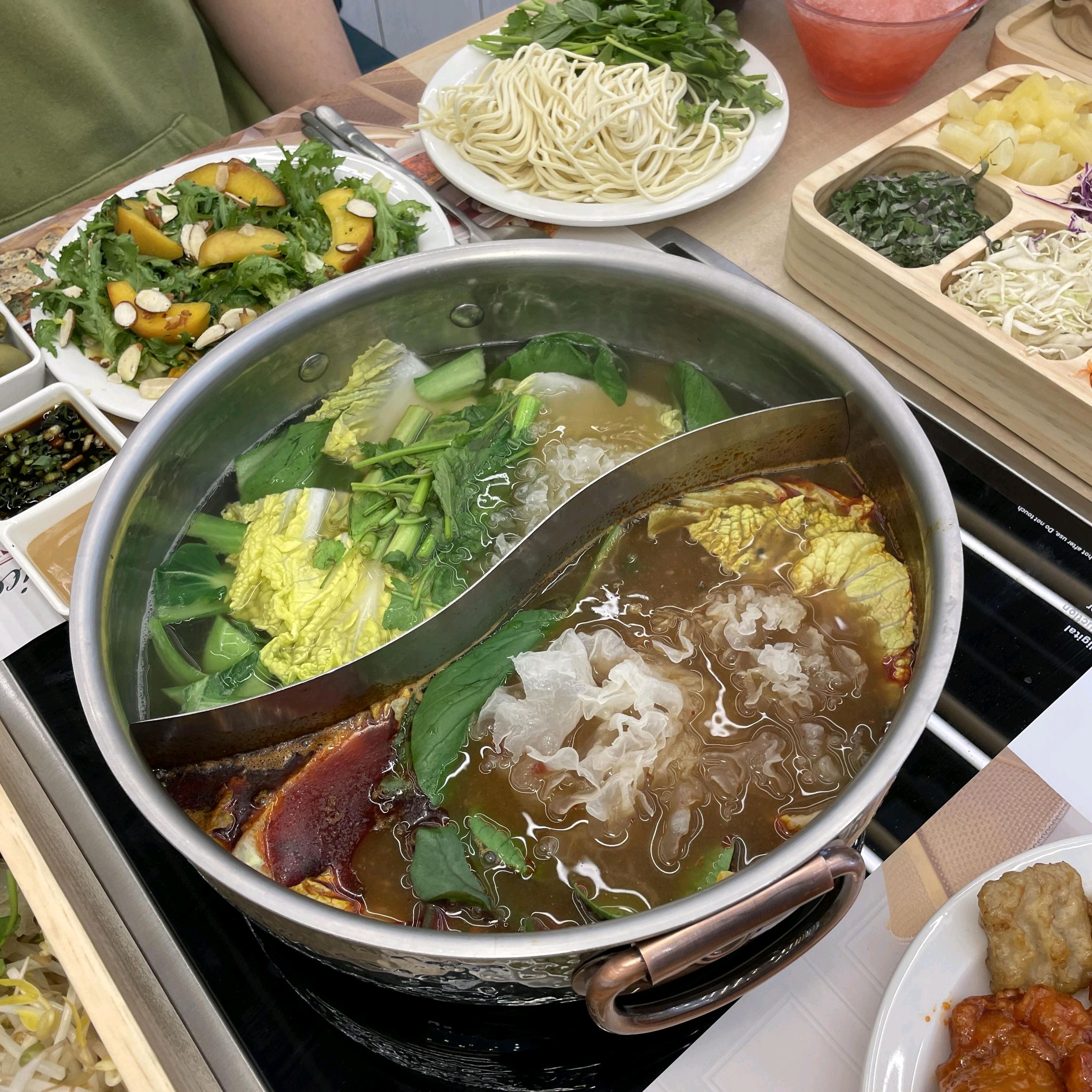 샤브샤브 모듬야채에 소고기 넣어 끓여먹었는데 신선하고 맛있어요 샐러드도 넉넉하게 즐길 수