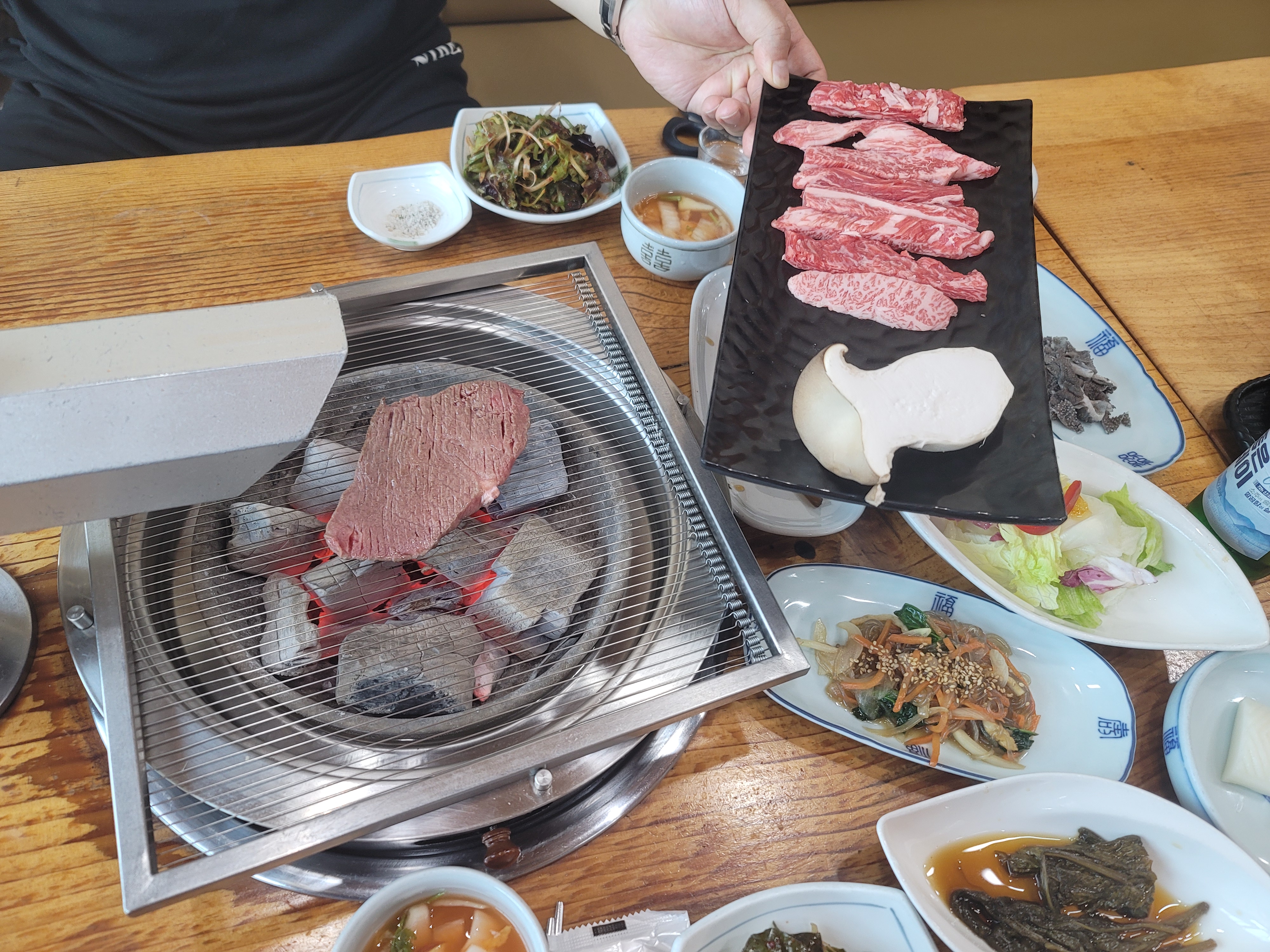 밑반찬이 많고 고기도 너무 부드럽고 맛있어요 >< - 부산기장 철마한우 미동암소정