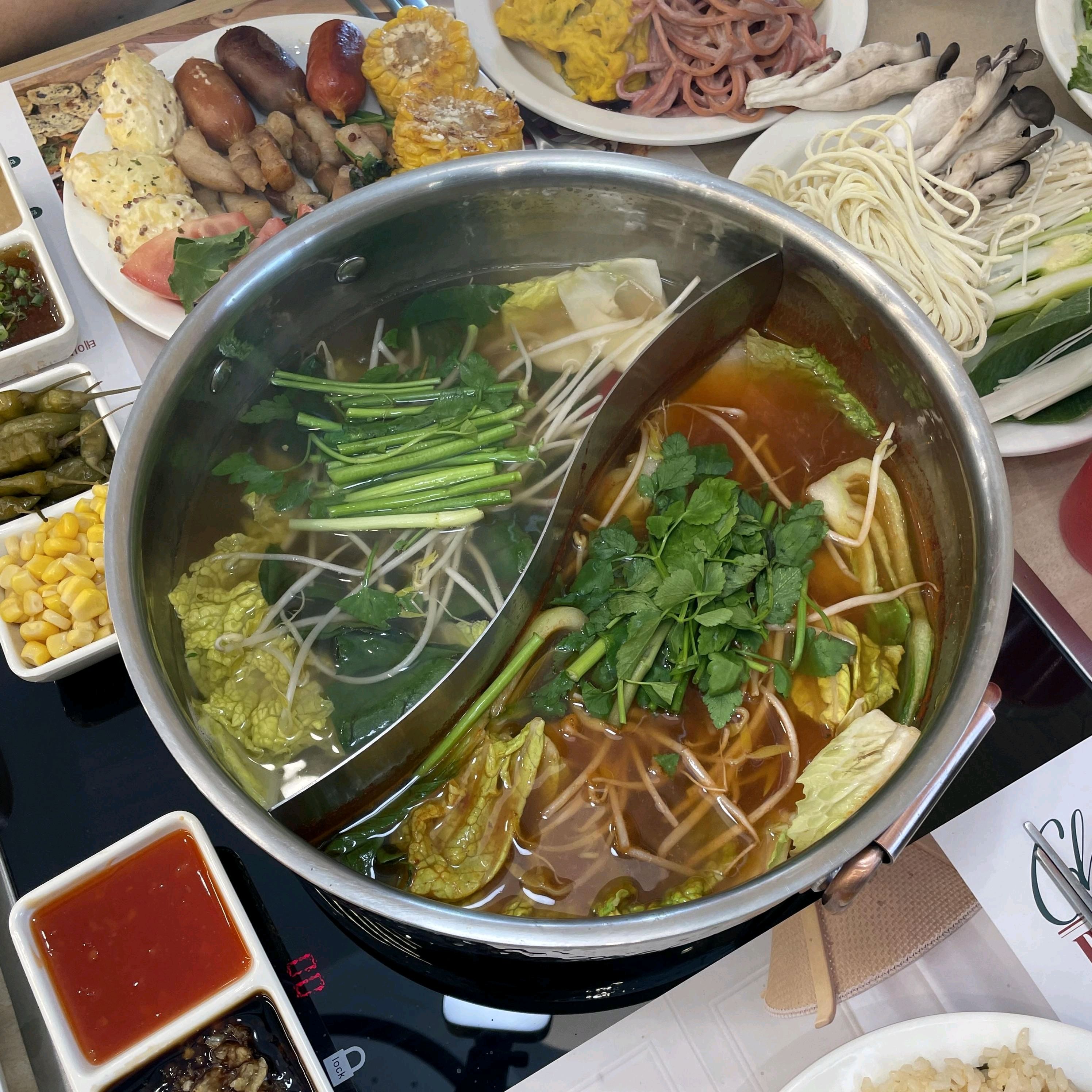 깔끔하고 쾌적한 환경에서 여유롭게 식사했어요. 신선한 야채와 육수의 조화가 정말 좋았고,