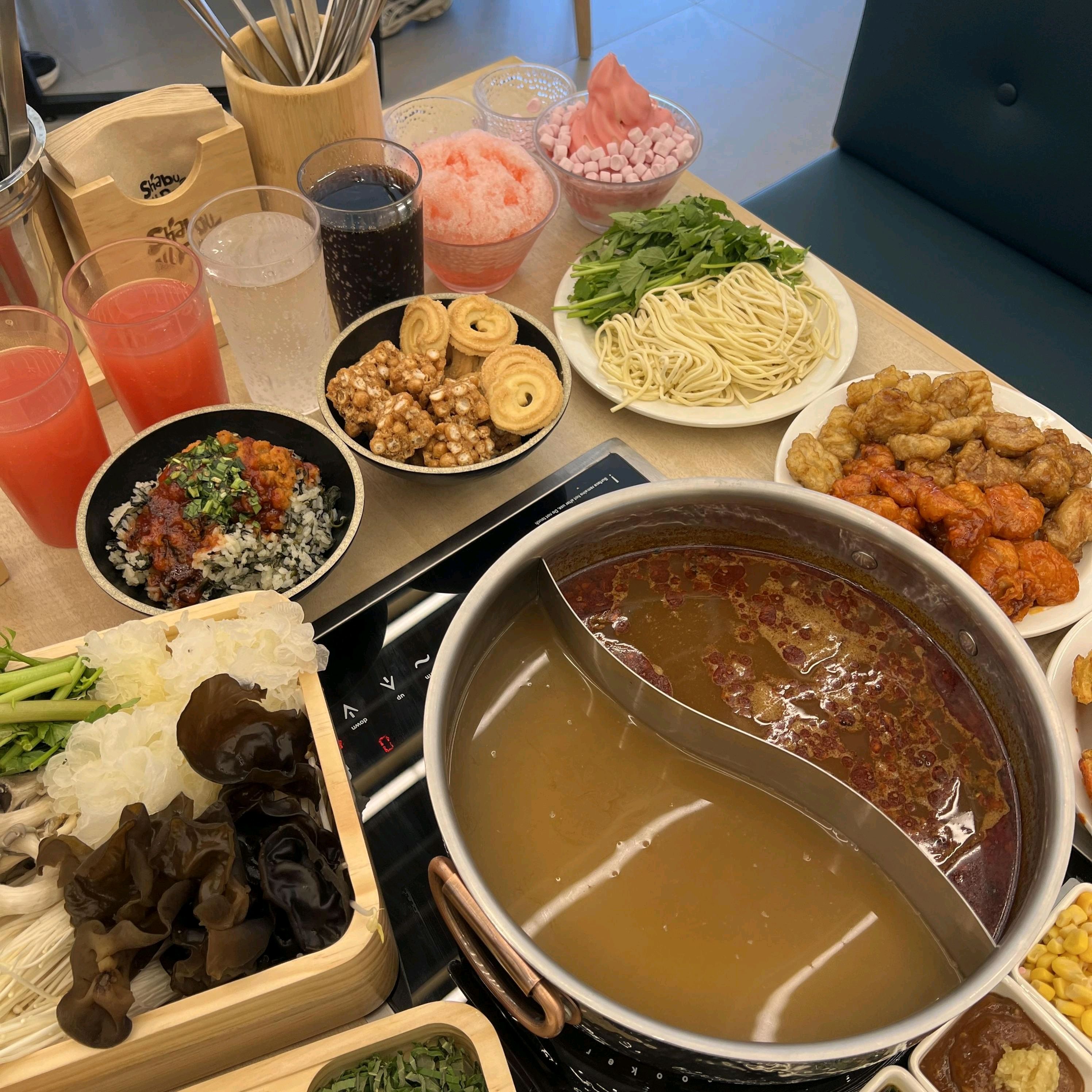 샤브샤브 먹고 너무 만족해요 고기가 정말 신선하고 깔끔한 맛이었어요 샐러드바도 종류가 다양