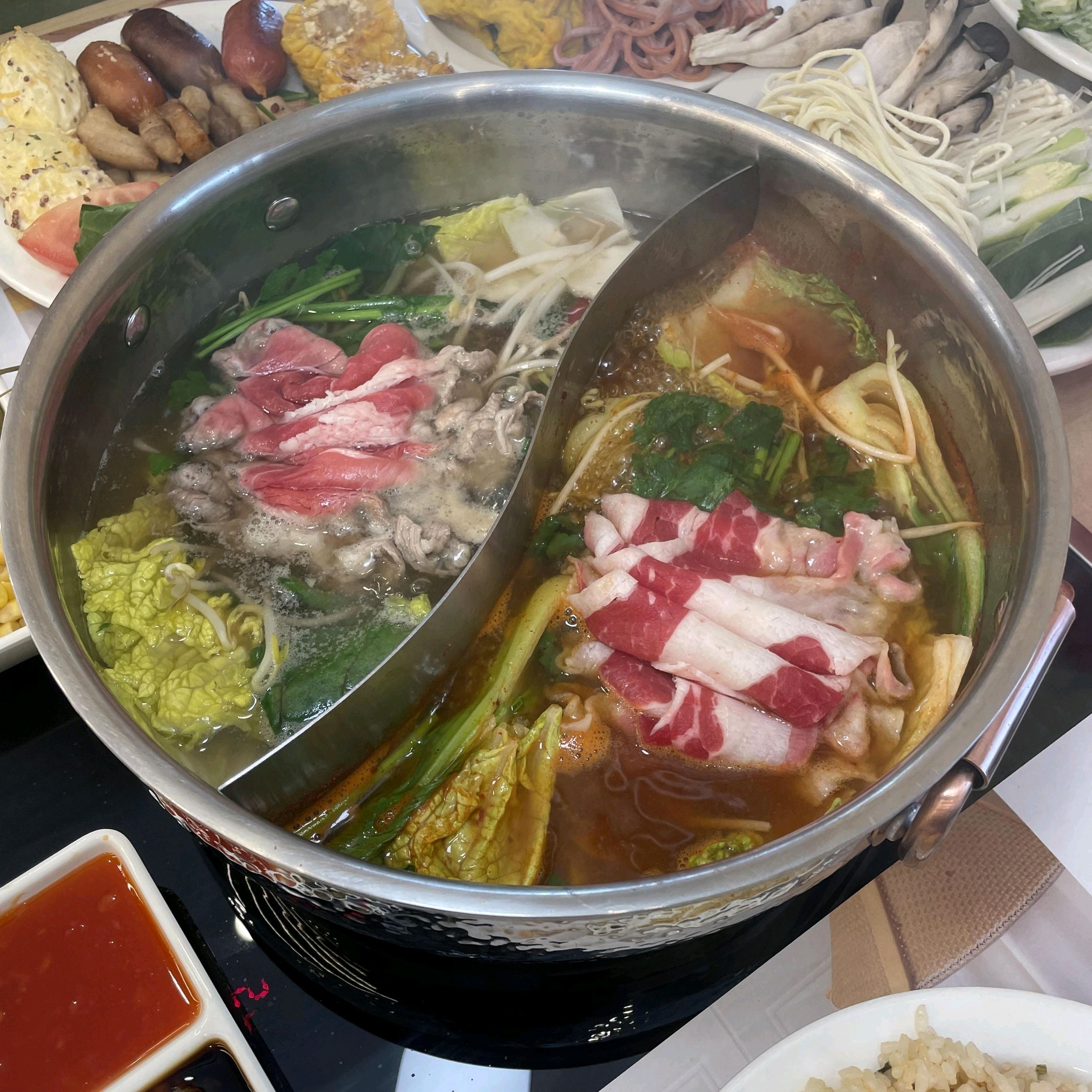 제 입맛에 딱 맞는 곳을 찾았네요 야채도 신선하고 라이스페이퍼로 쌈싸먹기도 좋았어요 샐러드