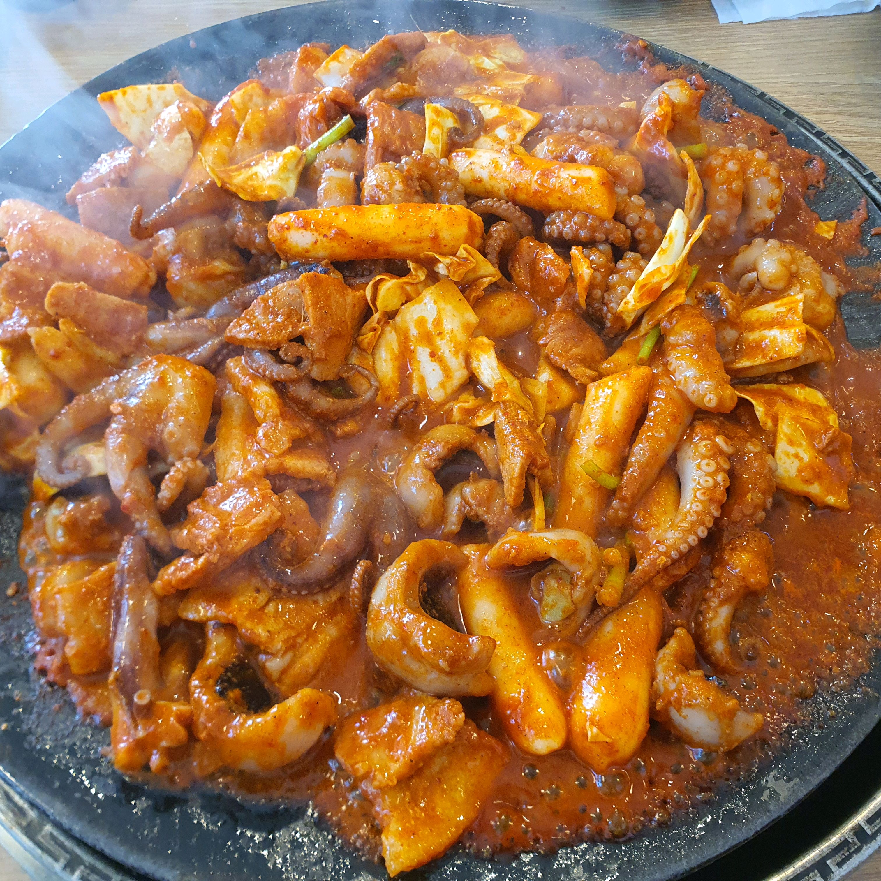 저녁으로 뭐 먹을까 하다가 맛집이라는 쭈꾸미집 찾아 왔는데ㅎㅎ 너무 만족했네요 - 제주 맛집 매우릉쭈꾸미 함덕점