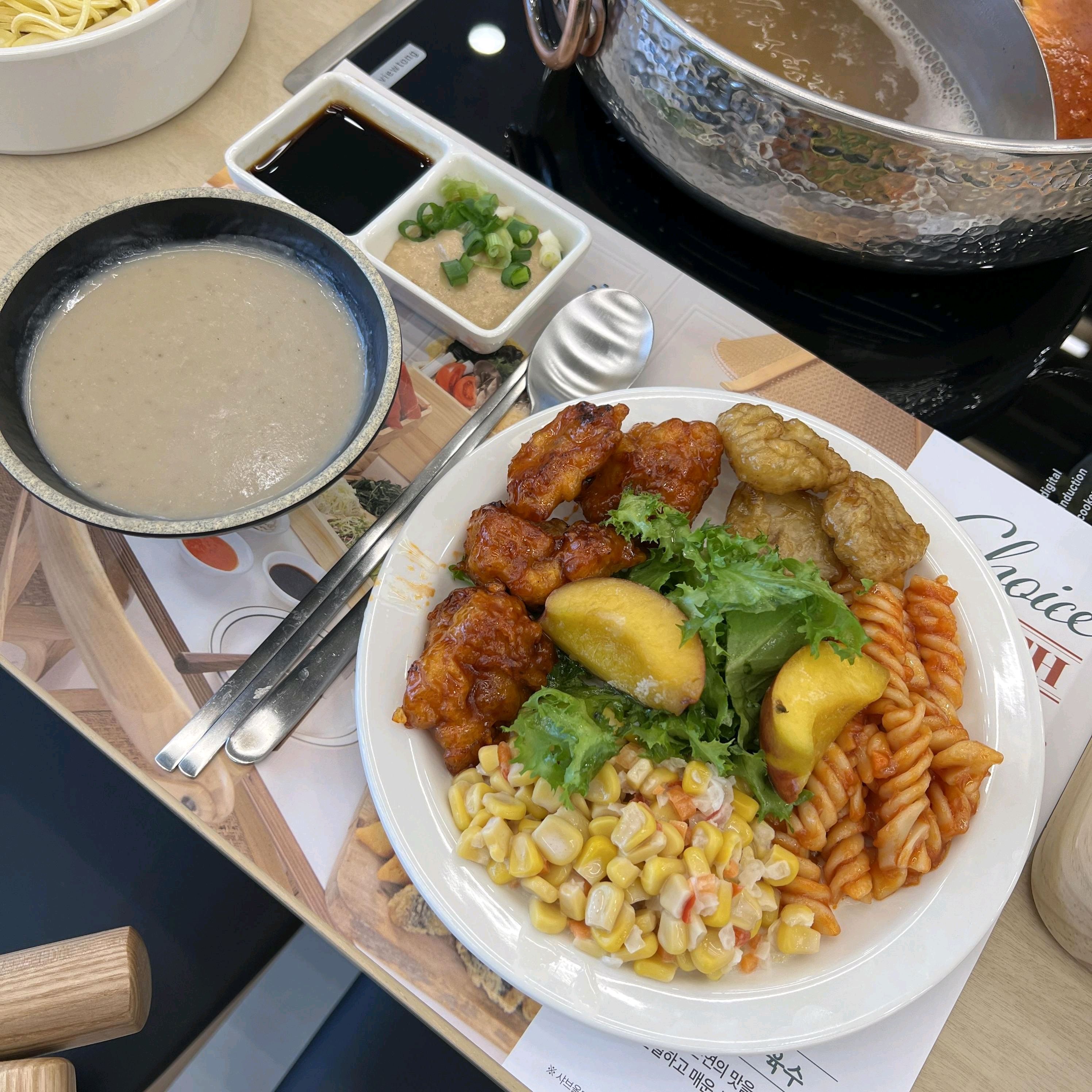 피곤해서 배고픈데 샤브샤브랑 샐러드바 무제한 먹으니 든든하네요 핫푸드 종류 많은데 맛있고