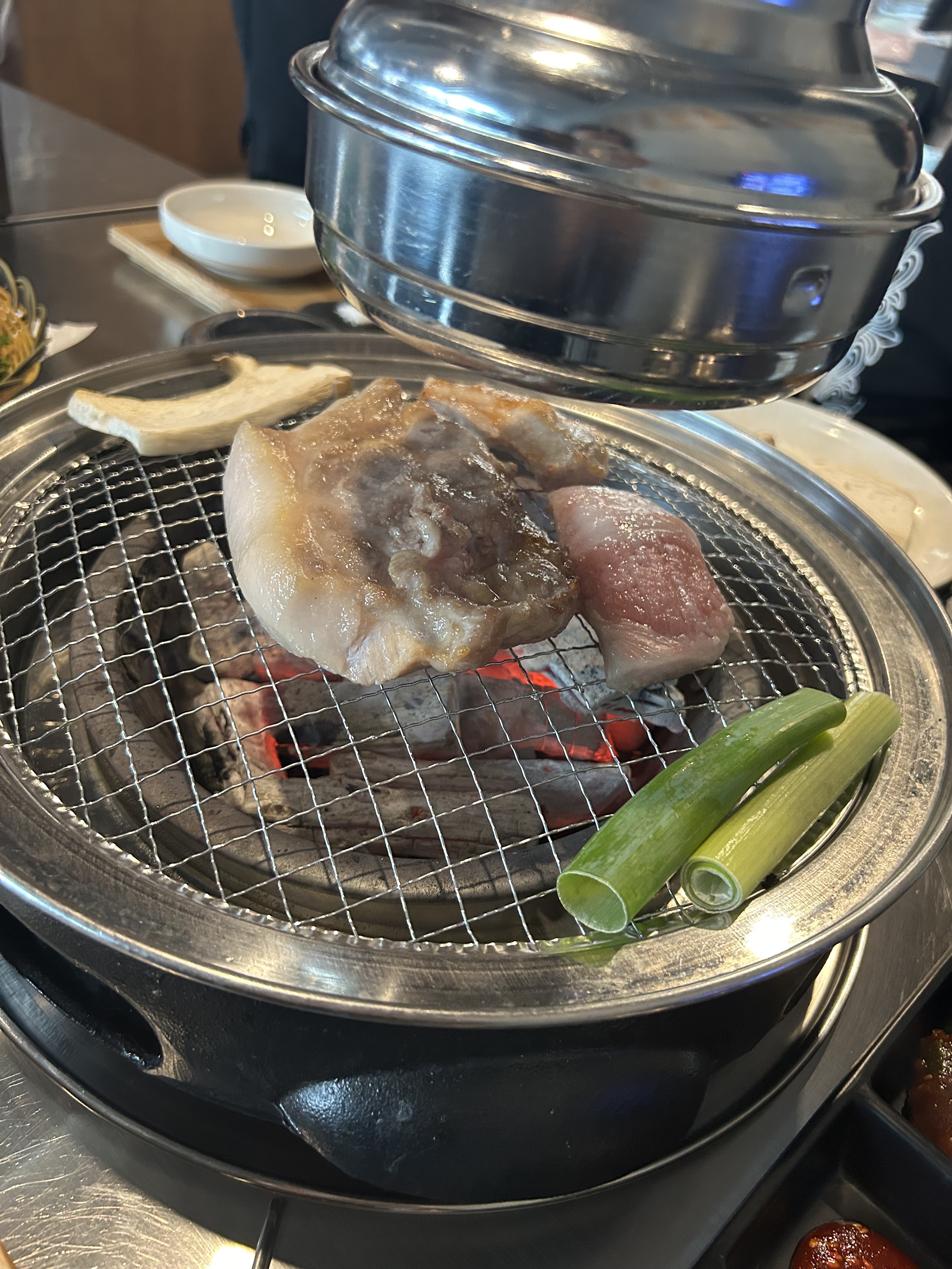 인테리어가 진짜 깔끔하구 반찬도 많이 나와서 좋아여! - 불당동 맛집 반지하 불당점