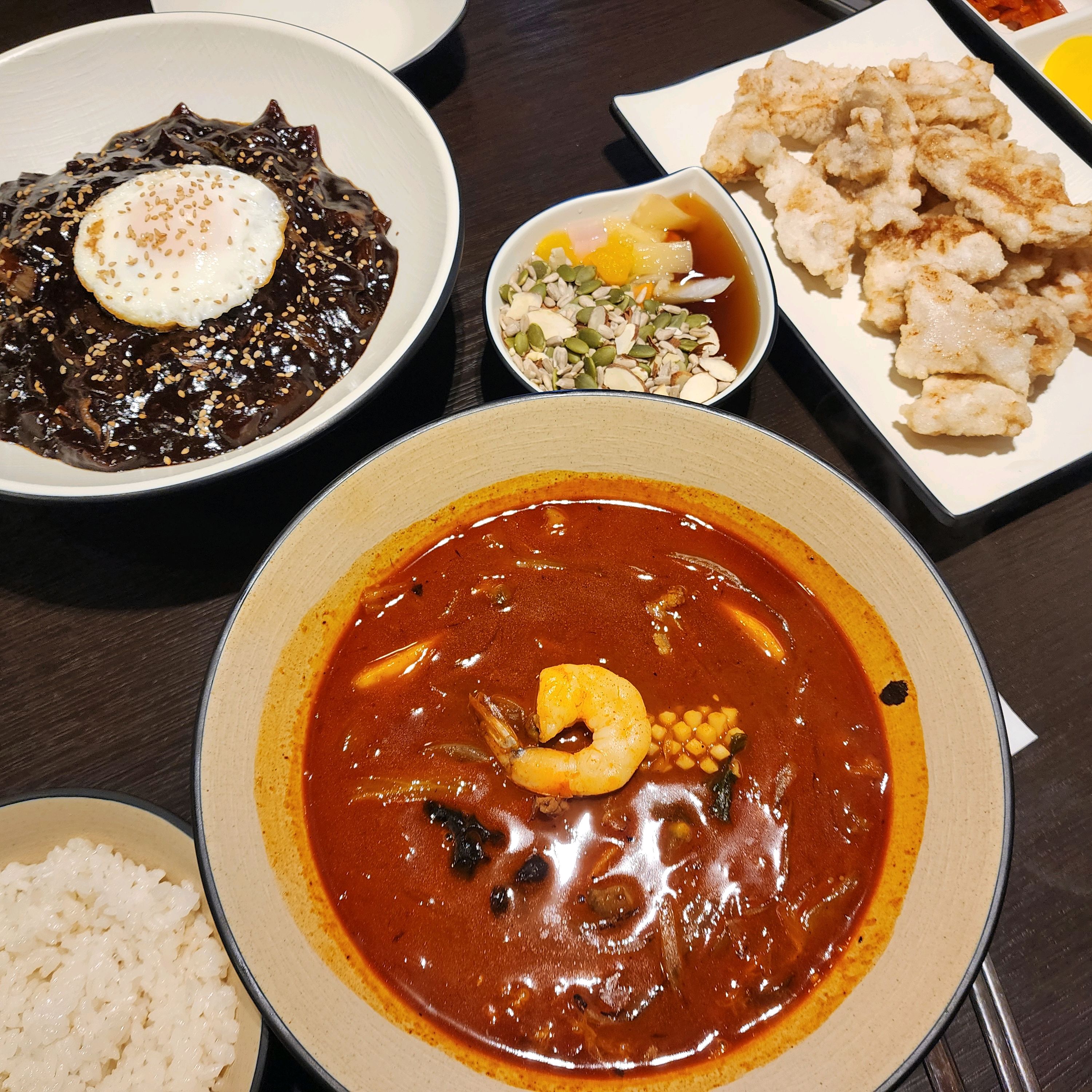 동네에 새로 생겨서 와보고싶었던곳인데 가족외식하기좋네요~ 짬뽕집 답게 짬뽕이 걸죽한스타일로