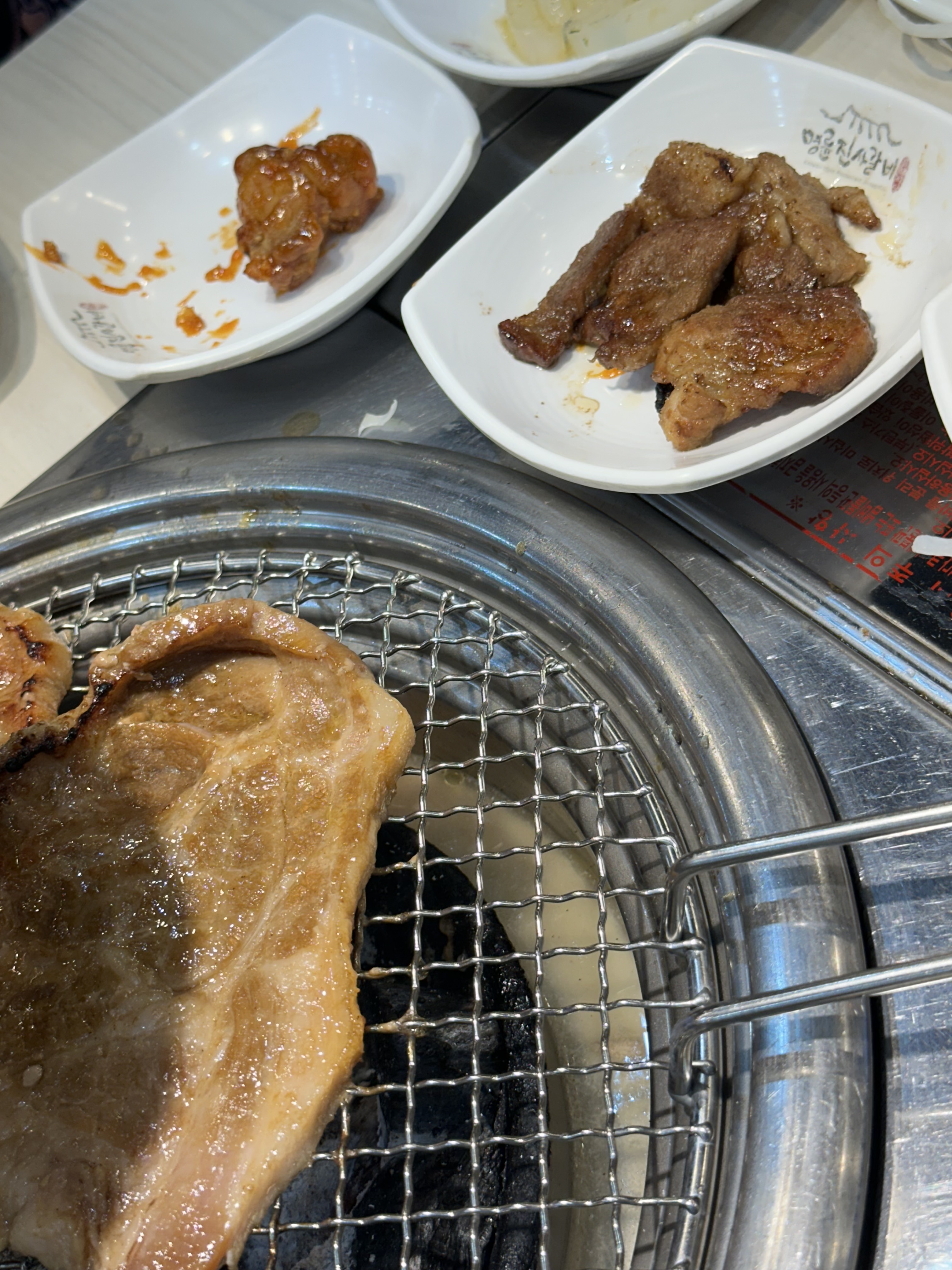 고기도 맛있고 샐러드바에 있는 치킨과 고구마 샐러드까지 모두 맛있네요! 그리고 사장님이 매