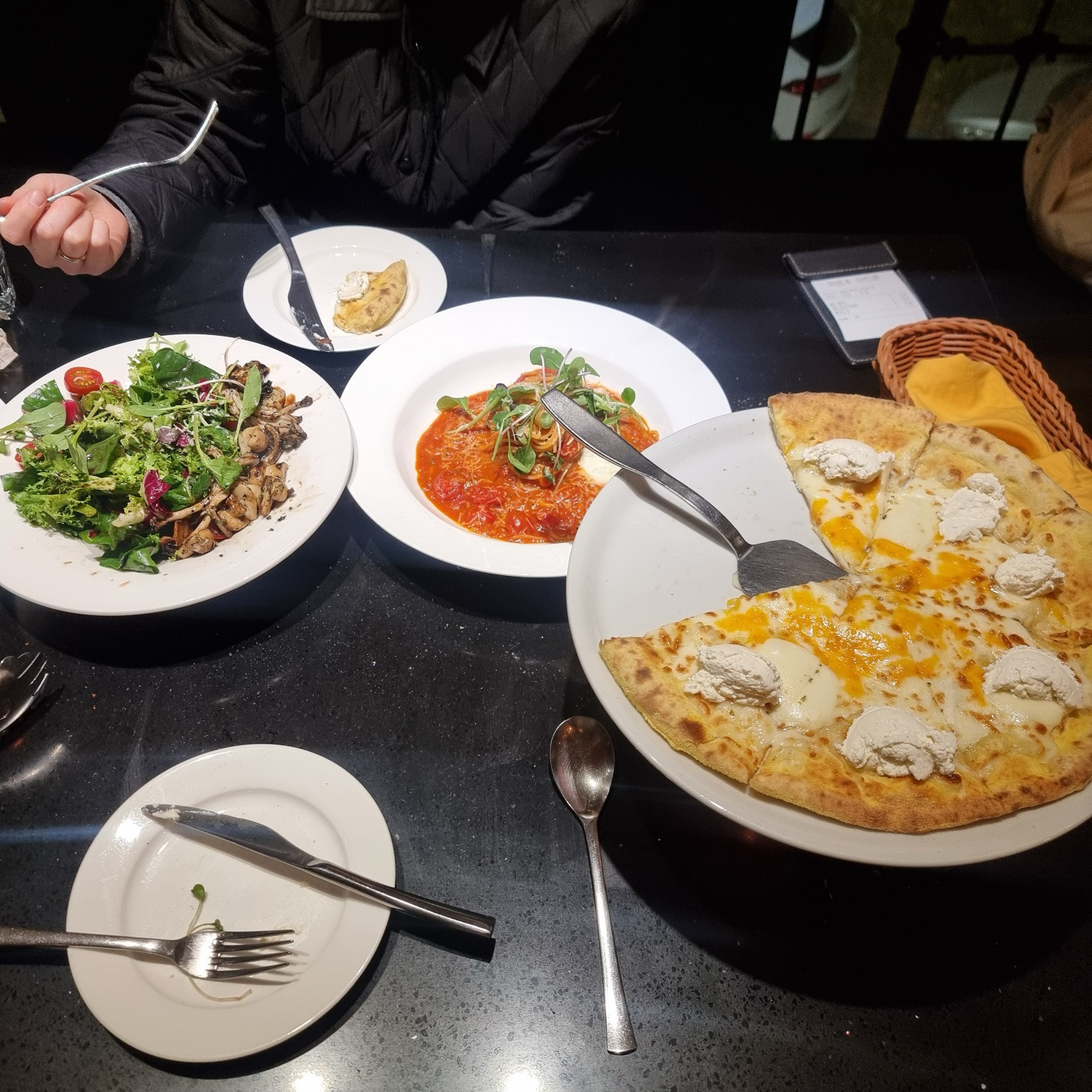 지난번에 지인이 소개해줘서 왔다가 쫄깃한 도우가 자꾸 생각나서 급 방문했어요ㅎㅎ - 송정 맛집 303화덕 송정점