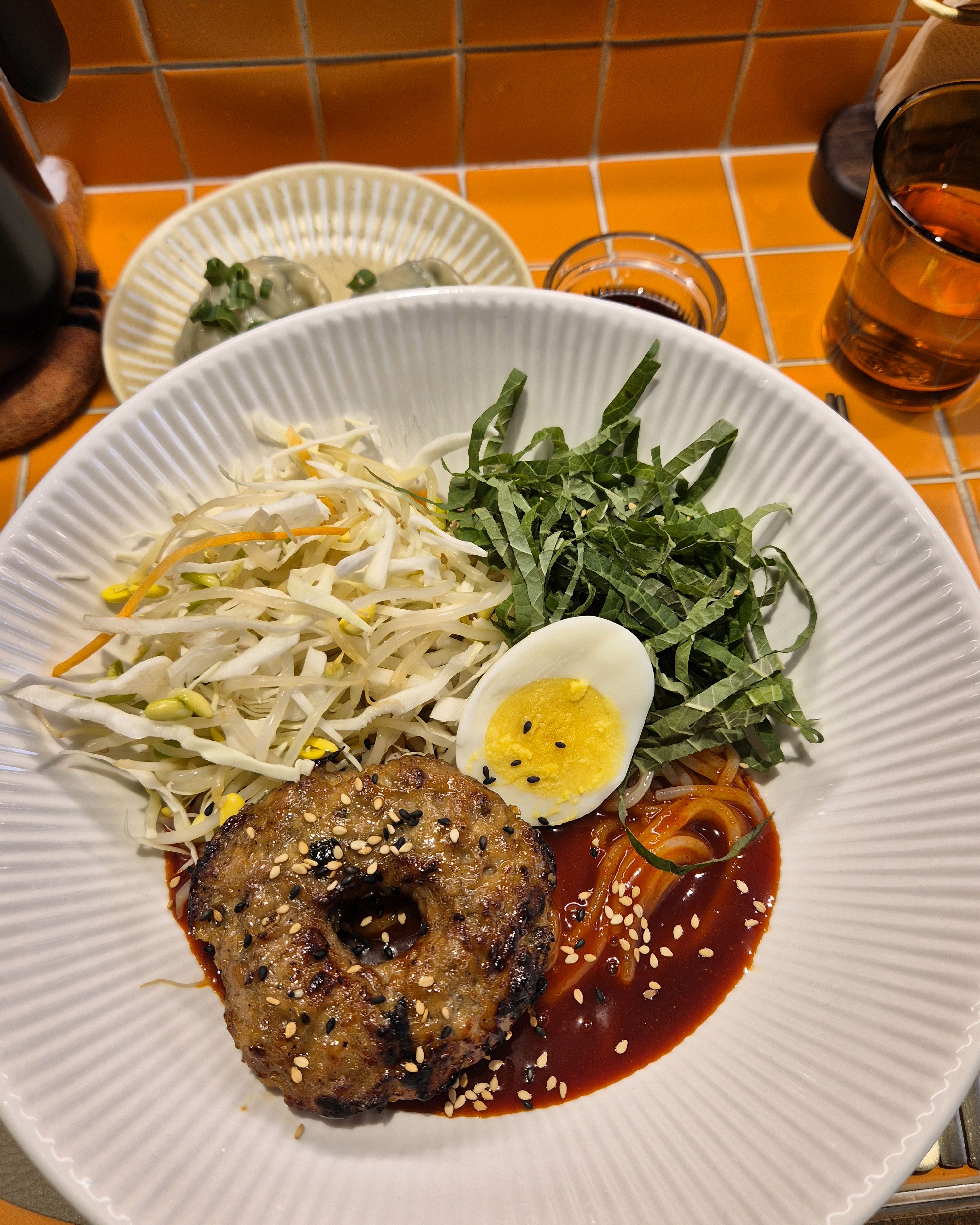 떡갈비 너무 맛있어요!! 냉쫄면도 처음 먹었는데 적당히 맵고 맛있게 먹었어요~~다음에 다른