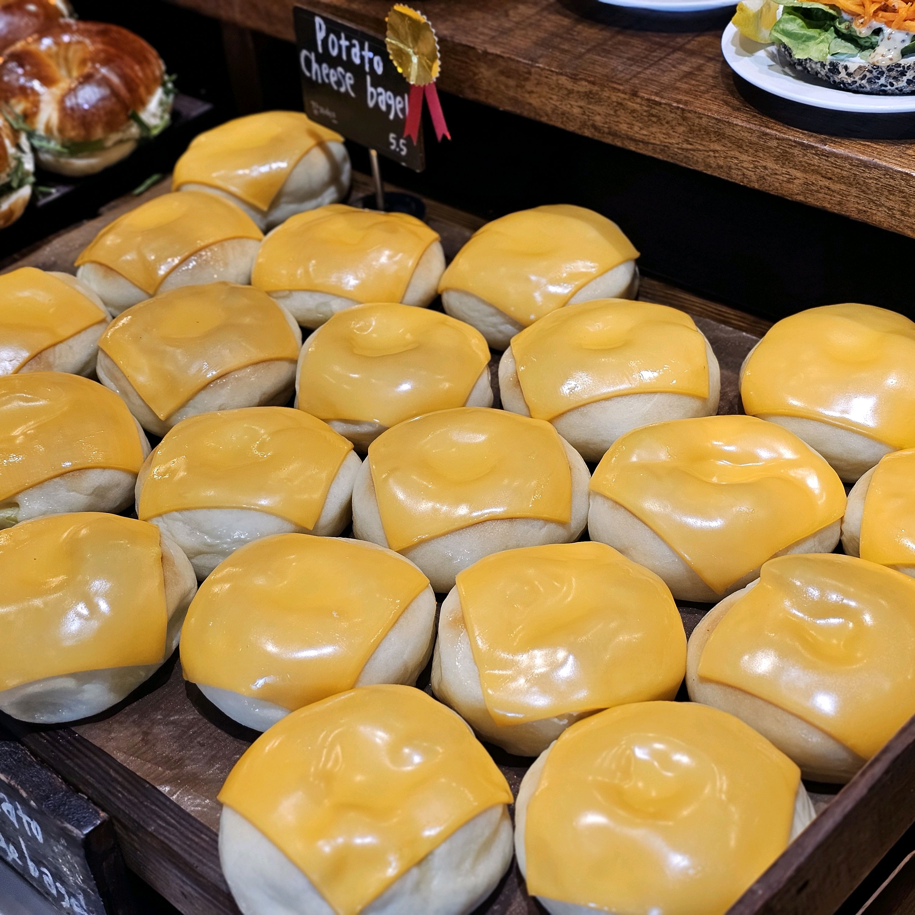 주말 30분 웨이팅했어요!!머쉬룸수프 처음 먹었는데 찐하고 맛있습니다! 스프가격은 비싼편이