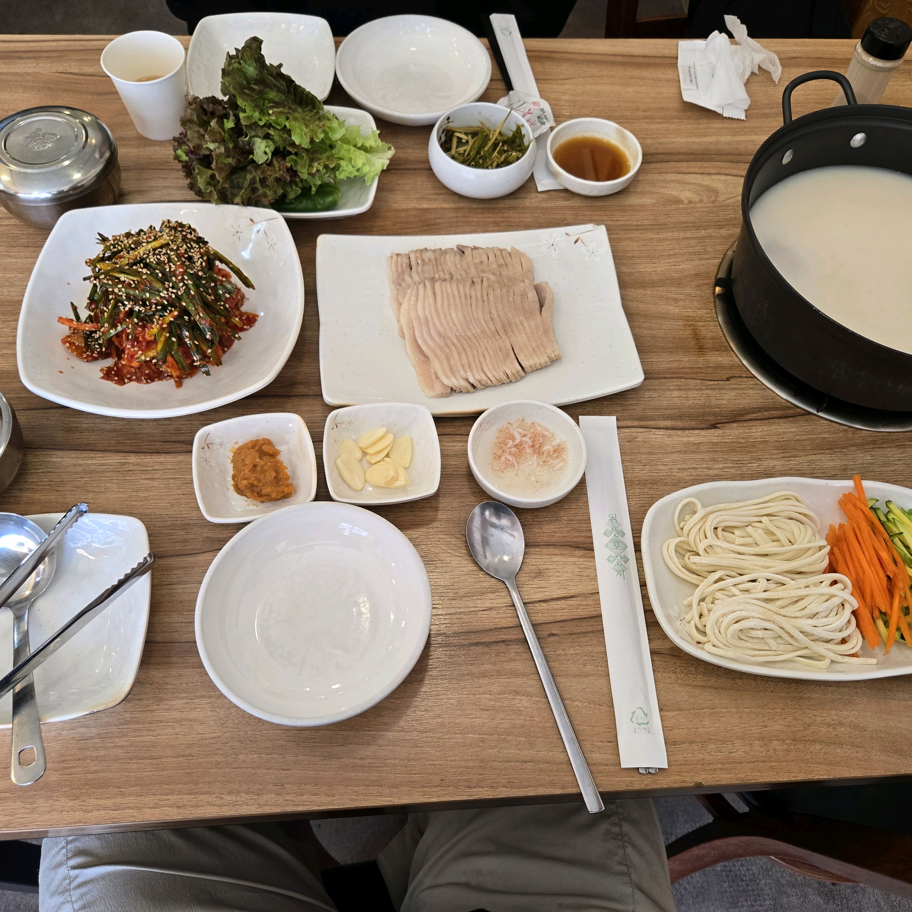 진짜 너무 맛있습니다 보쌈도 메인이고 꼬리곰탕 칼국수 까지 먹으니 최고였어요 설렁탕 집 이