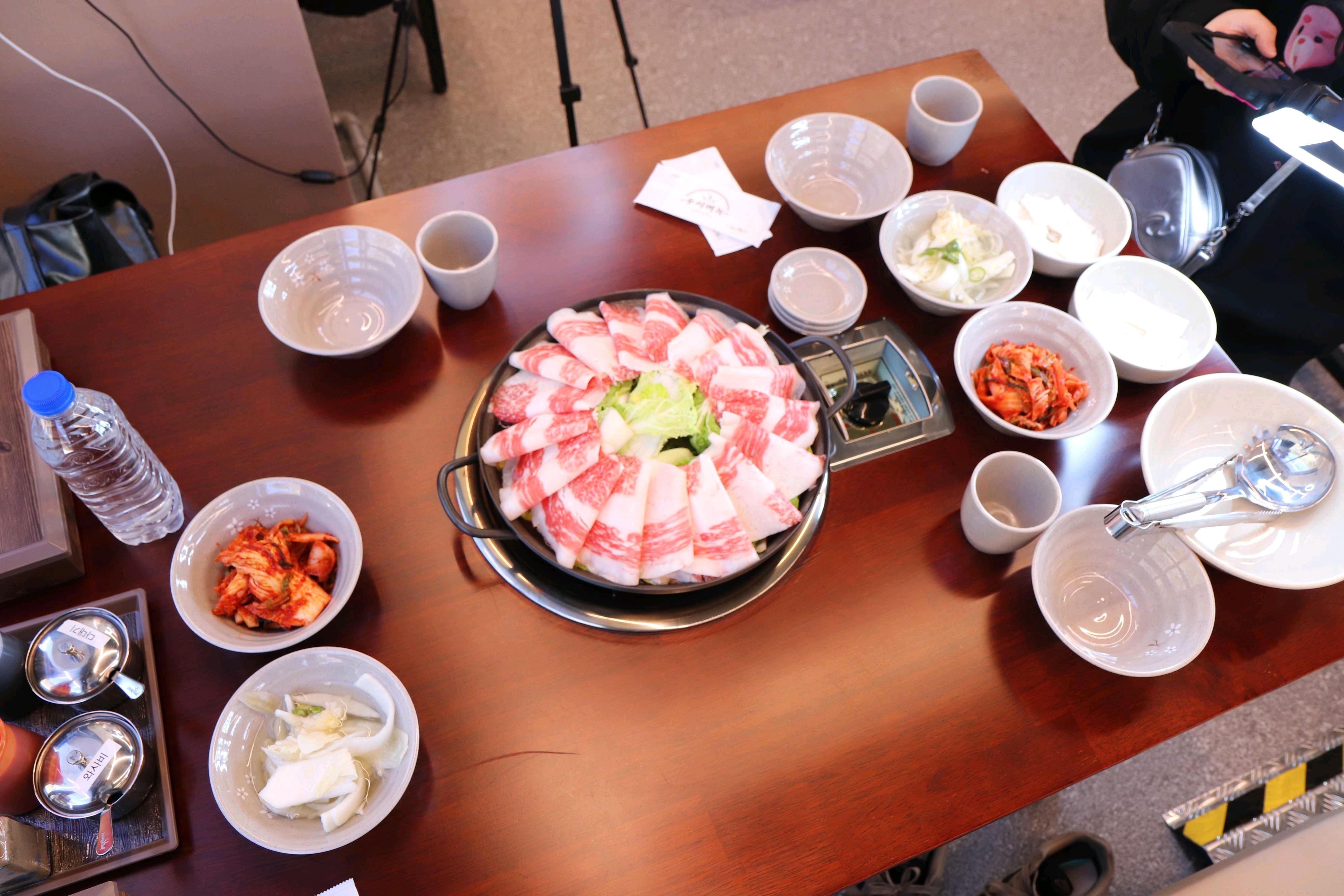 외식하러 나왔다가 식당 들어가자마자 낙지초무침이 눈에 확 들어오더라고요 살짝 데친 국내산 