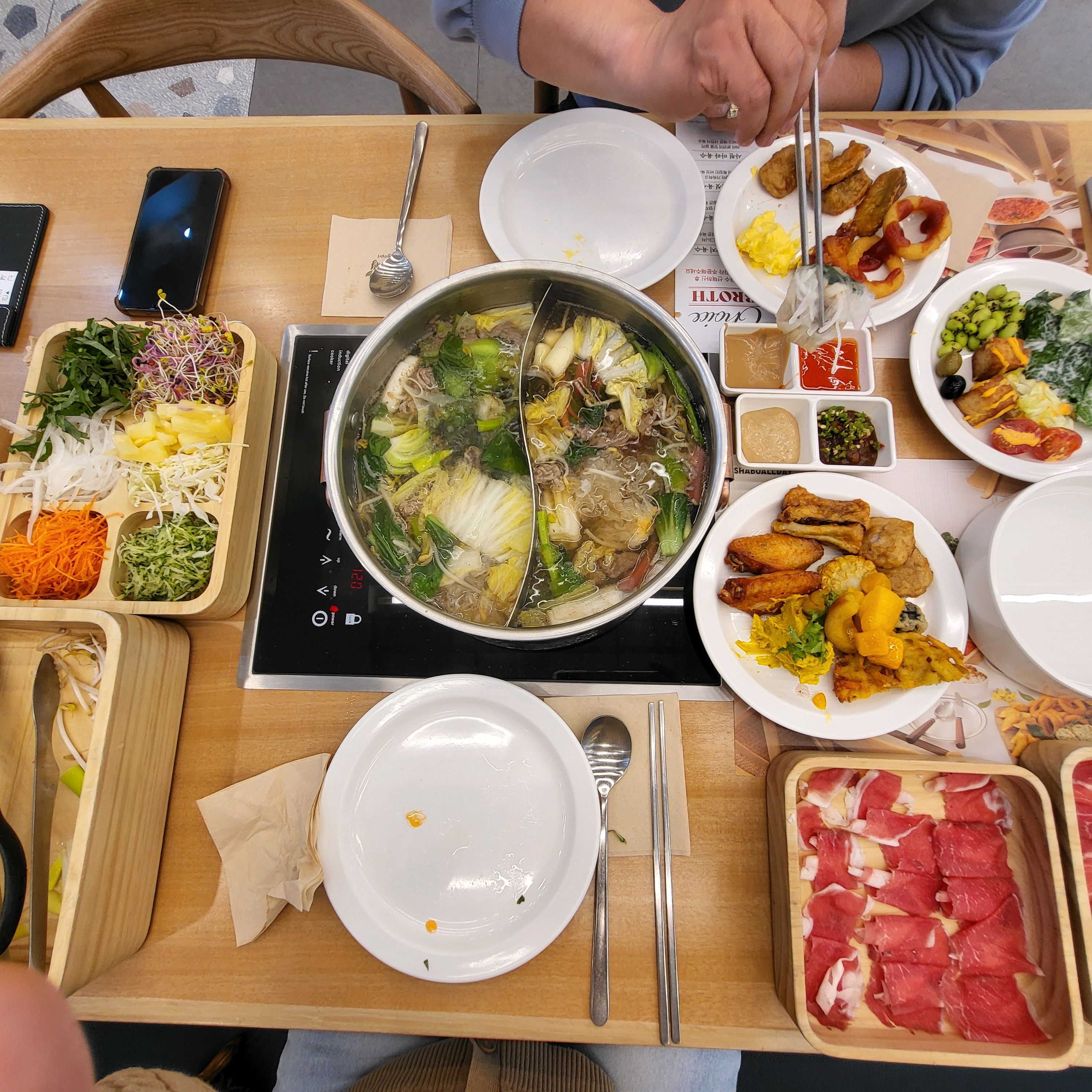 음식 맛있게 먹고 계산하는데 명찰을 보니 점장 이라고 써있던데 미소없이 계산만 똭~~!!