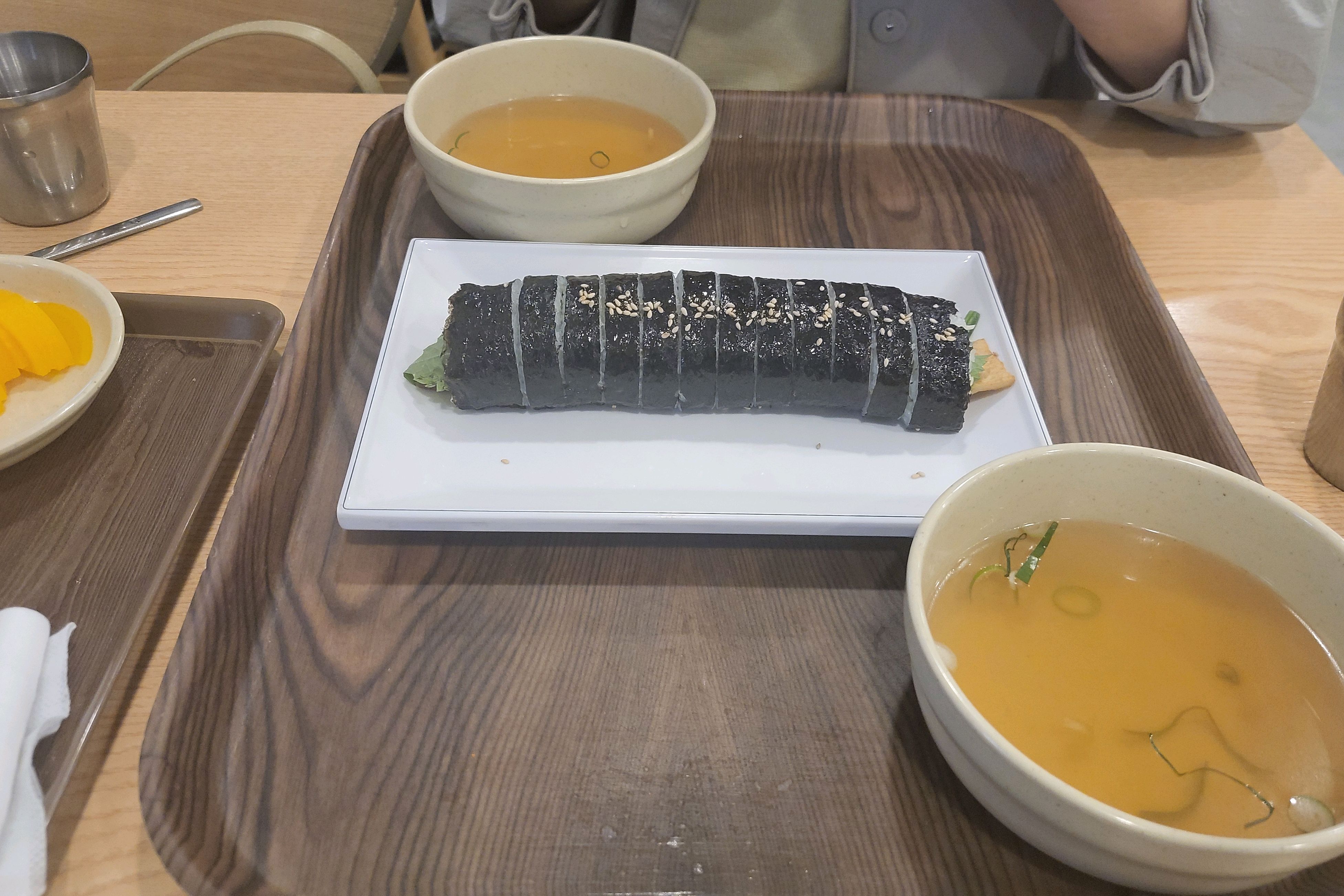 아내와 중앙로 지하상가를 걷다 김밦과 쫄면을 먹었어요. 기다림이 짧고 다양한 메뉴. 맛있게