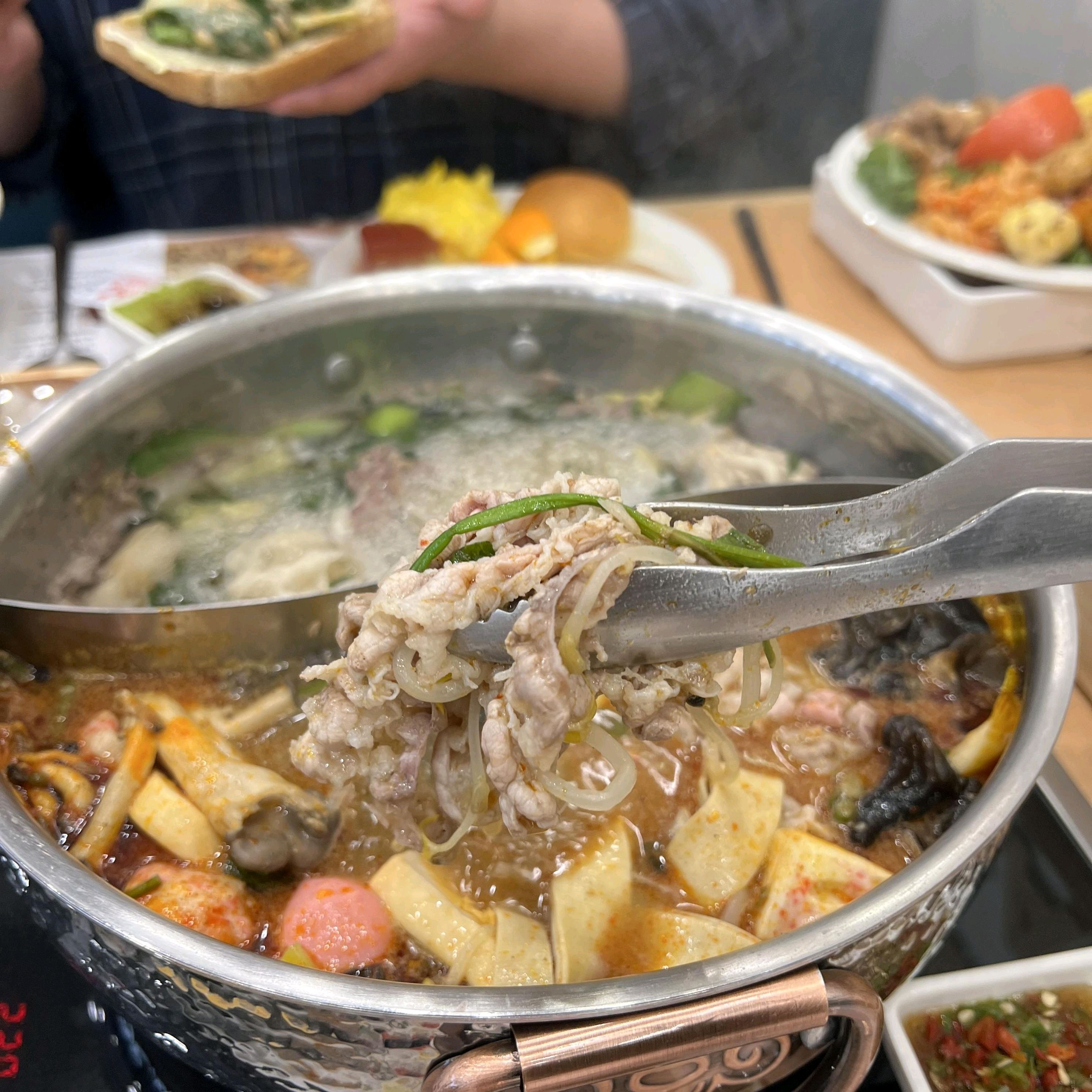 육수에 고기가 퐁당 들어갔다 나오는 순간부터 너무 좋았어요! 프리미엄 소고기 양지랑 설도가