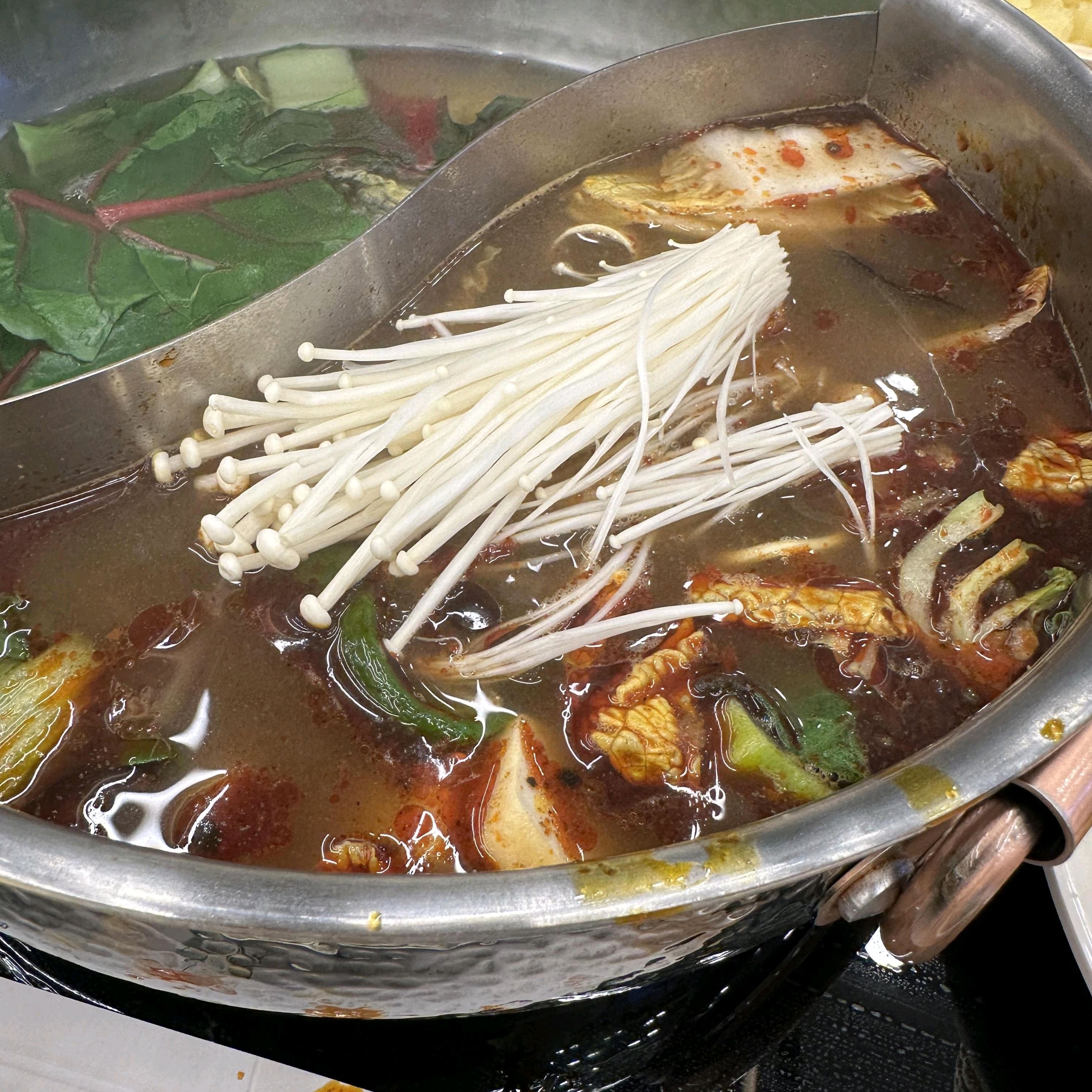 진짜 샤브샤브 맛집 발견했어요! 퀄리티 좋은 소고기에 신선한 야채가 무제한이라 대만족이었어