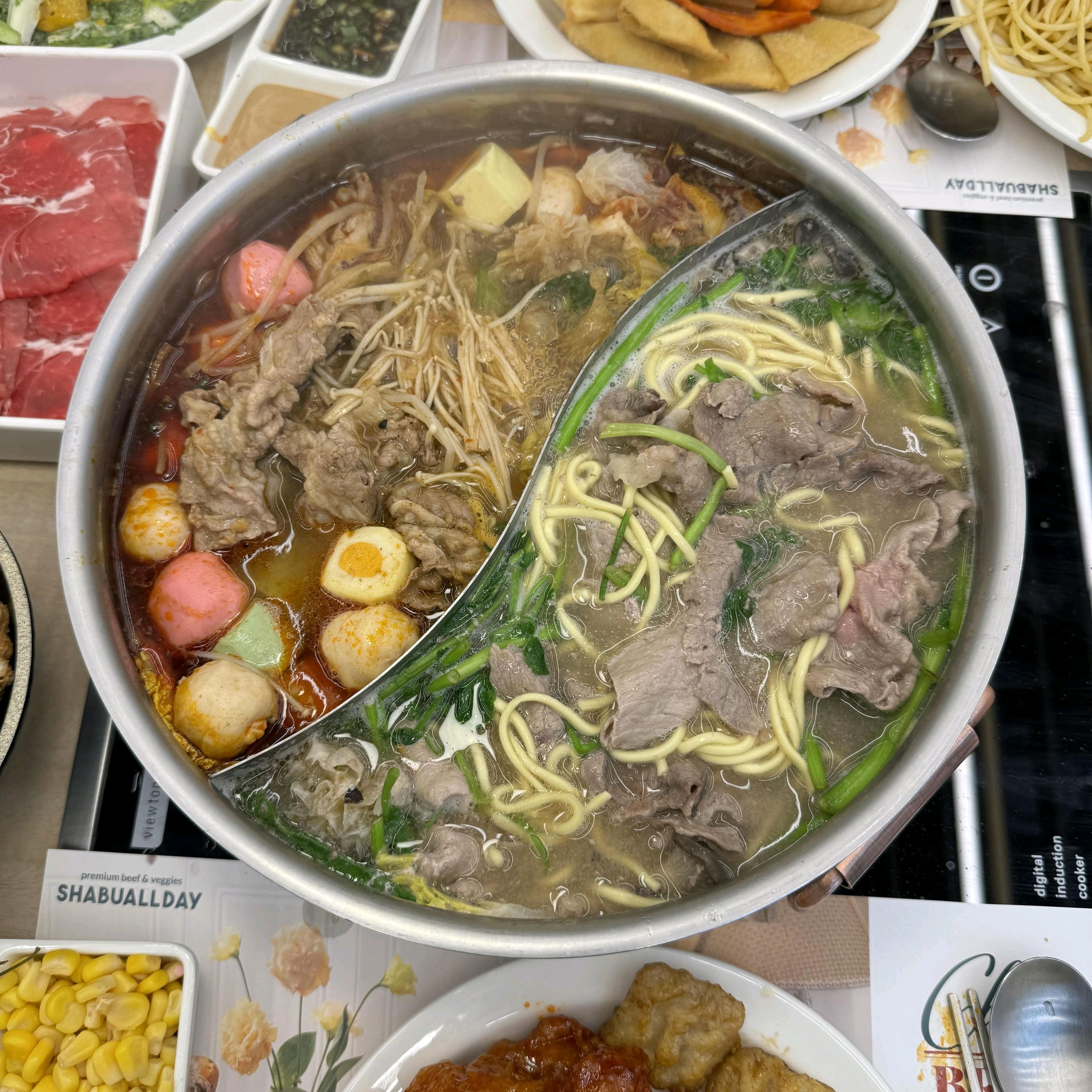 진짜 만족했네요 여기 샤브샤브가 신선하고 야채도 다양하게 나와서 친구랑 실컷 먹었어요 샐러