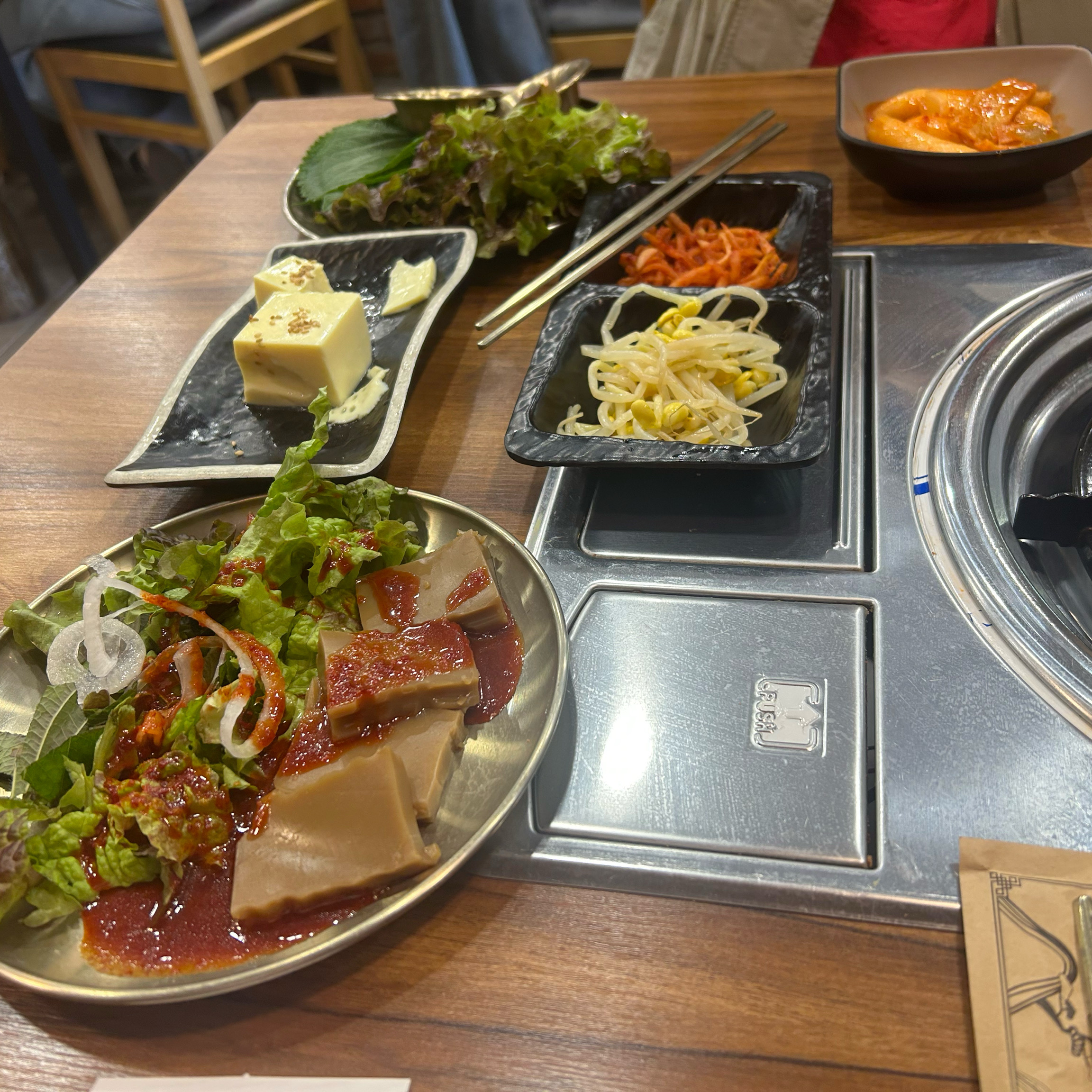 엄마랑 점심 먹을 곳 찾다가 우연히 들렀는데 기본반찬이랑 셀프바도 깔끔하고 가게 내부도 깨