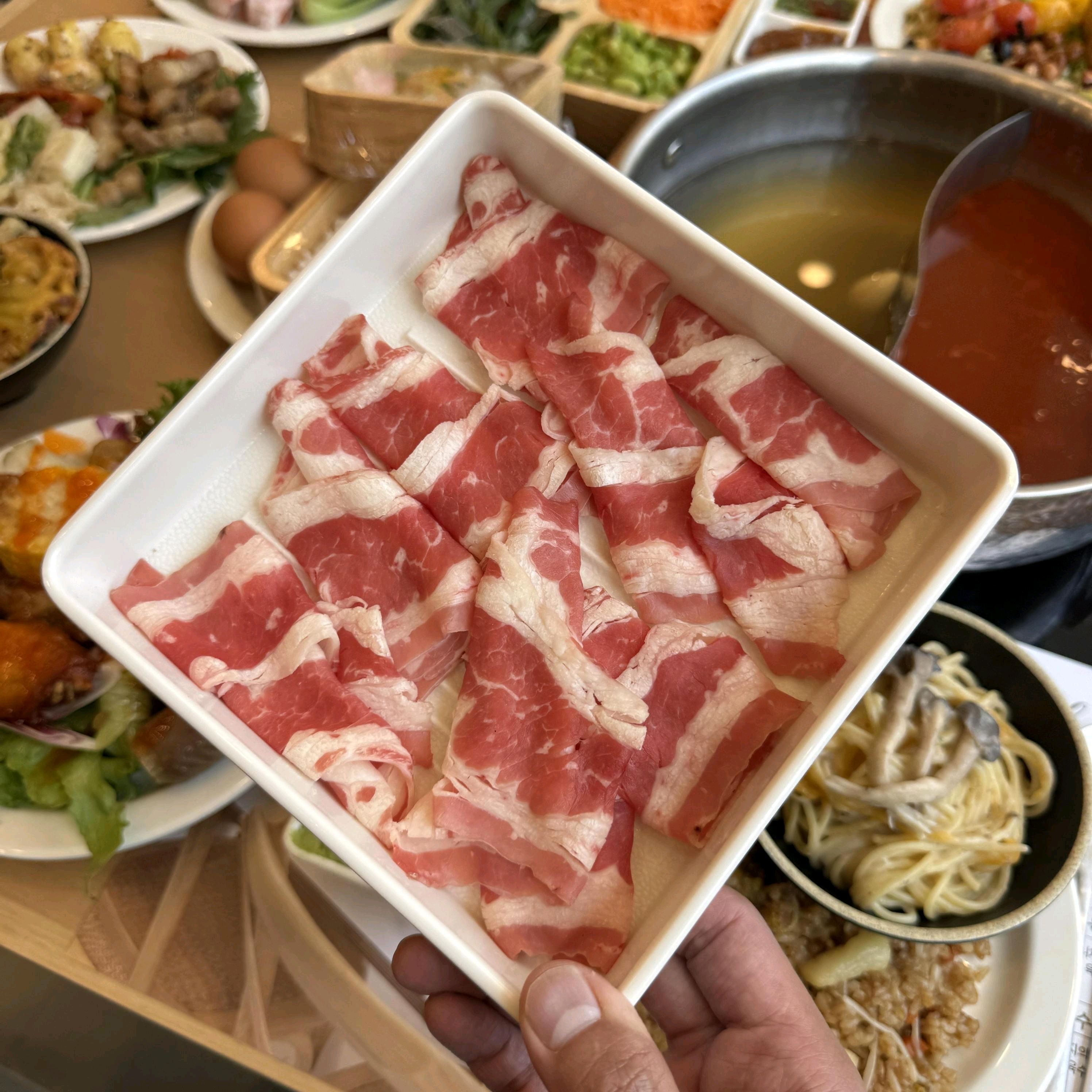 소고기 샤브샤브 무제한으로 즐기니 너무 좋아요. 친구들이랑 오래 얘기하면서 먹었는데 양도