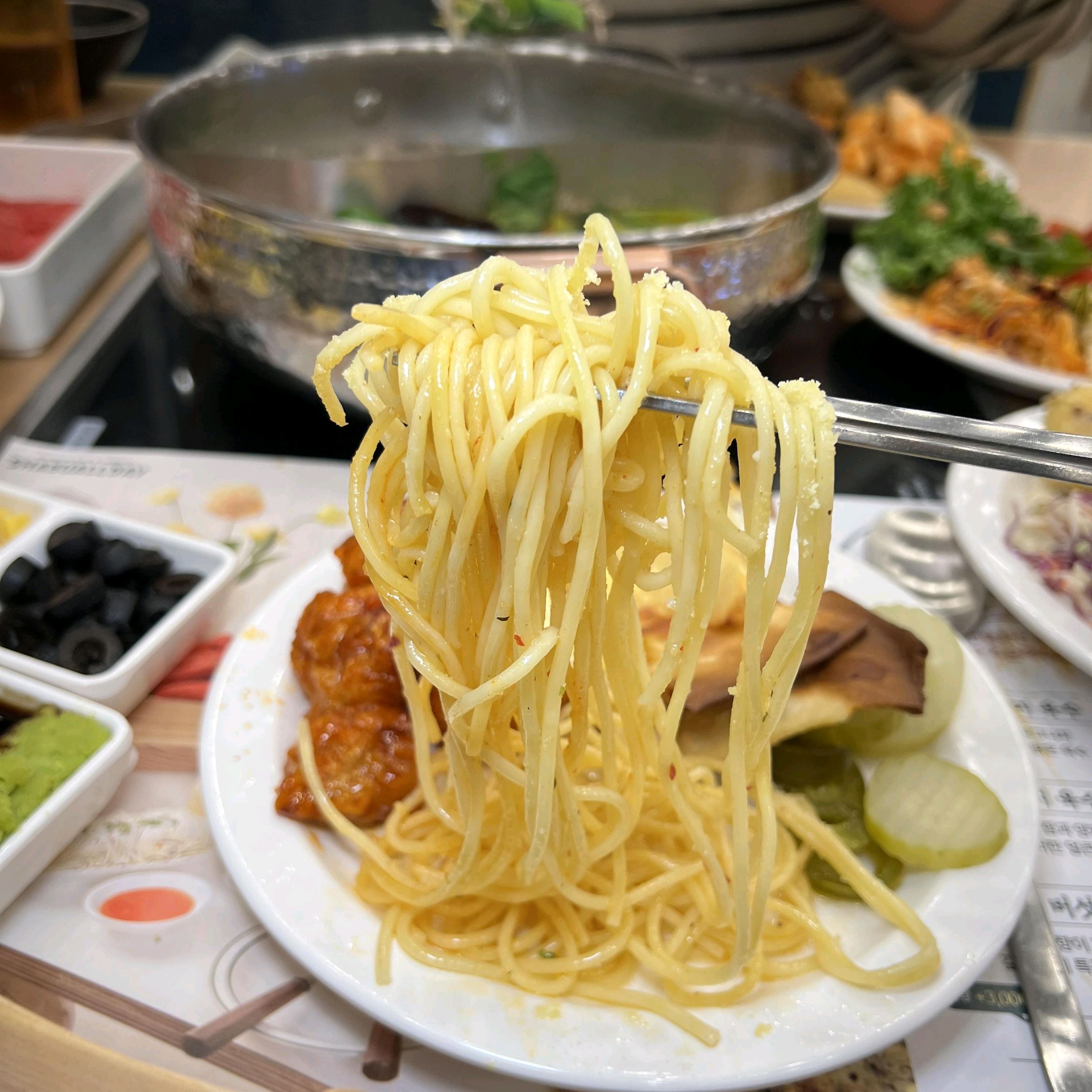 취향에 맞는 육수를 고를 수 있어서 좋았어요. 샐러드바도 다양하고 신선해서 마음에 들었고,