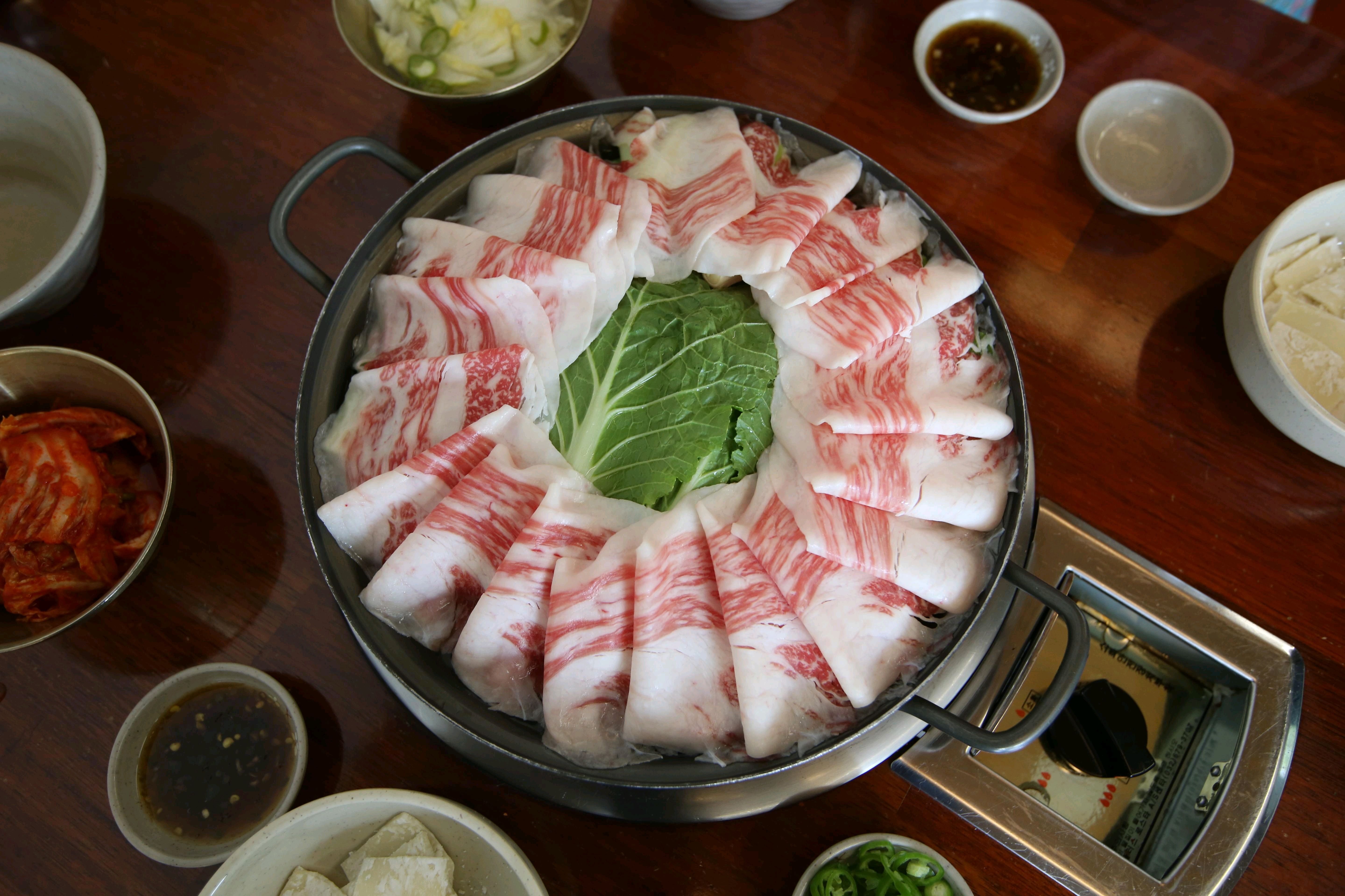칼국수에 산낙지 추가했는데 확실히 신선하고 쫄깃해서 좋았어요 한우차돌수제비는 국물이 진하고
