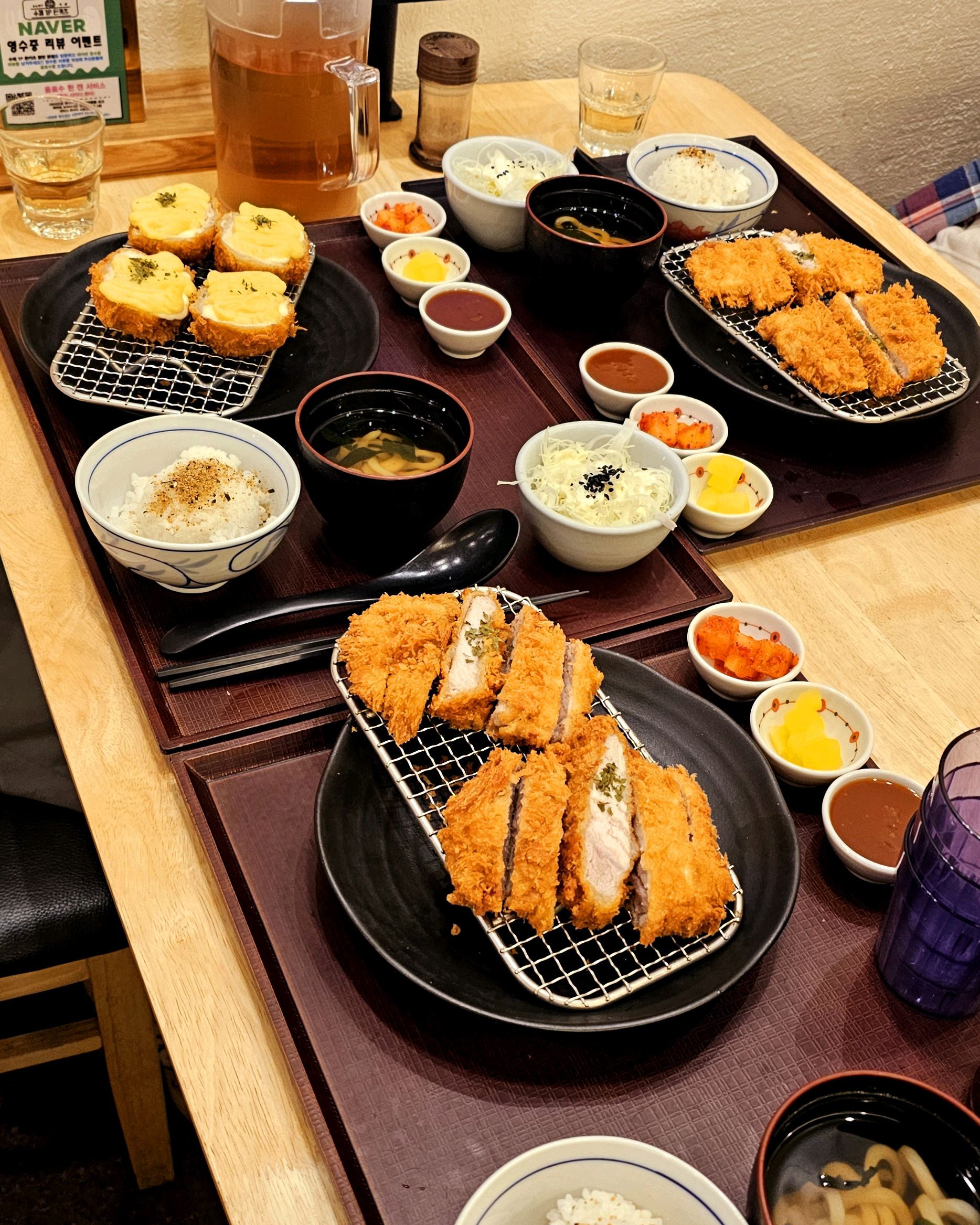 오랜만에 이렇게 만족스러운 돈까스를 먹어봤습니다. 겉은 황금빛으로 바삭하게 튀겨져 있는데,