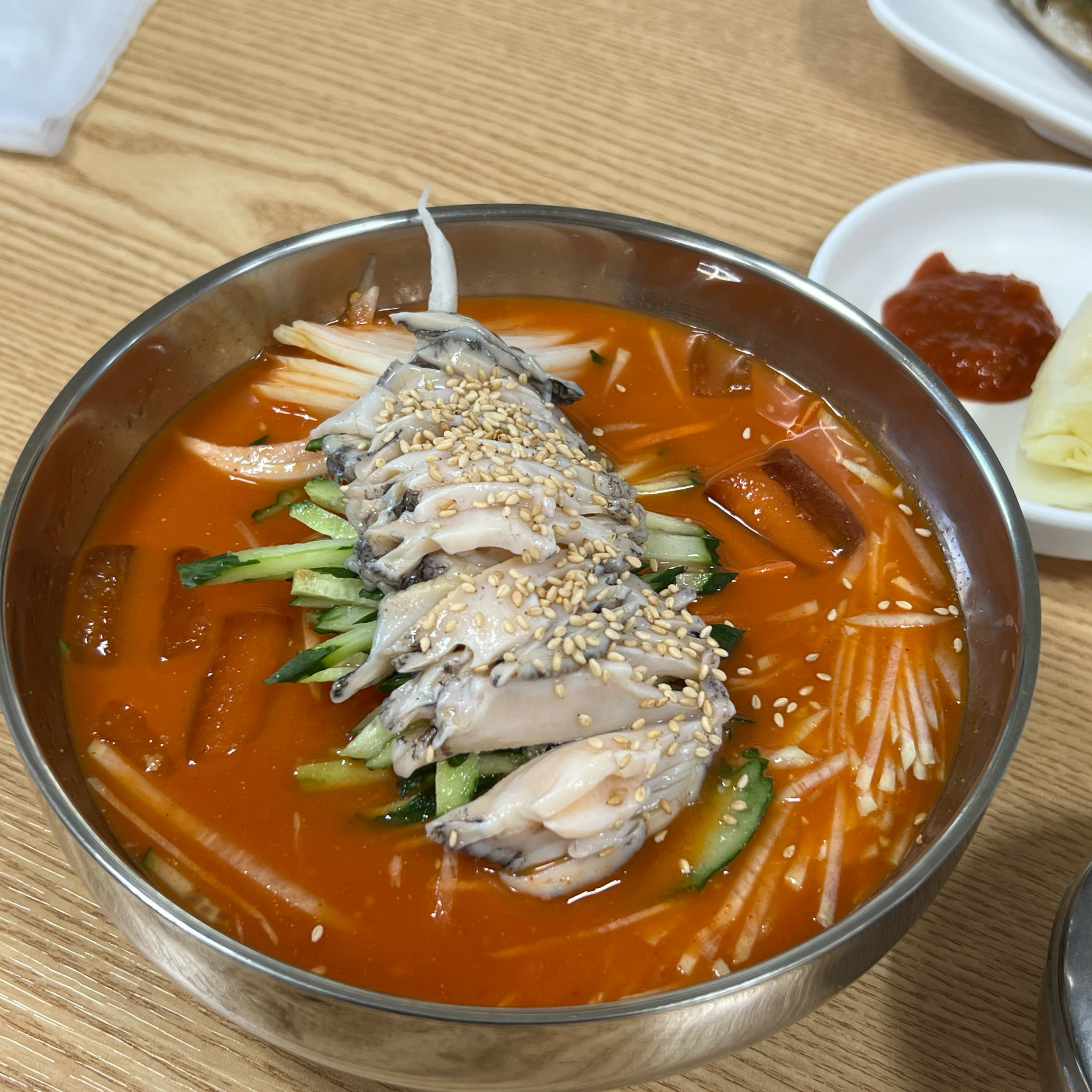 너무 맛있게 먹었어요. 올레길 10코스 걷고 용머리 쪽에서 물회가 땡겨서 왔습니다. 가성비