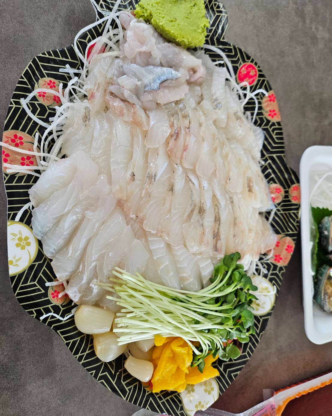 봄이라 도다리회 포장해서 먹었습니다, 살이 달달해서 참 맛있었고 서비스로 뼈랑 대가리 챙겨