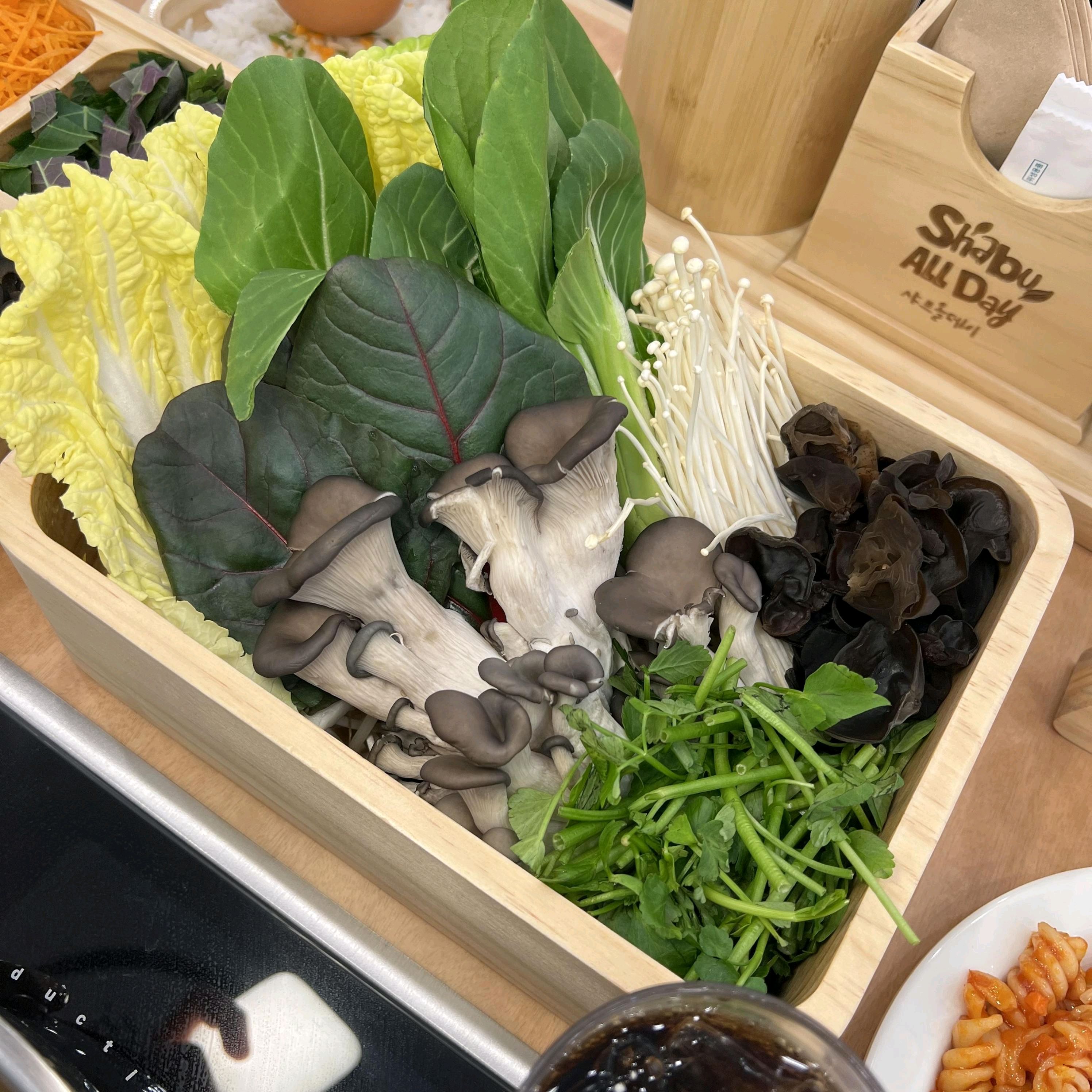가족 모임에 딱 알맞은 곳이었어요 다양한 야채와 육수 골라 먹을 수 있어서 온 가족이 즐거