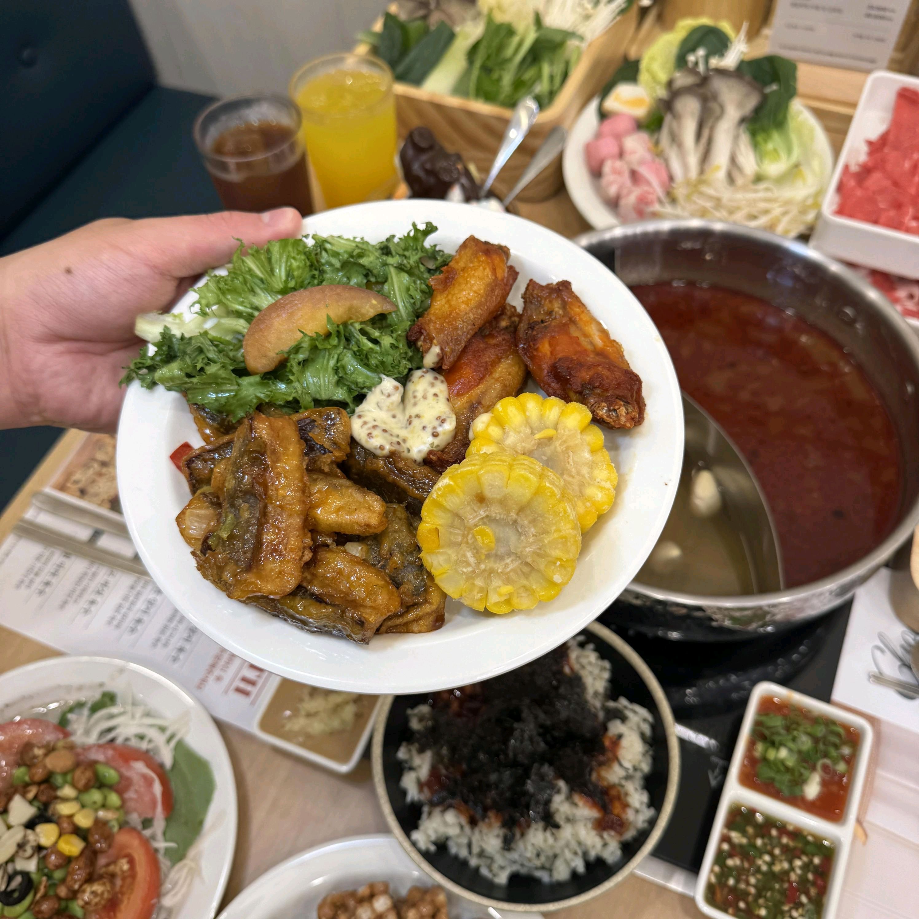 퀄리티 좋은 육수에 다양한 재료들 더해서 내 스타일대로 먹을 수 있어서 좋았어요 샐러드랑