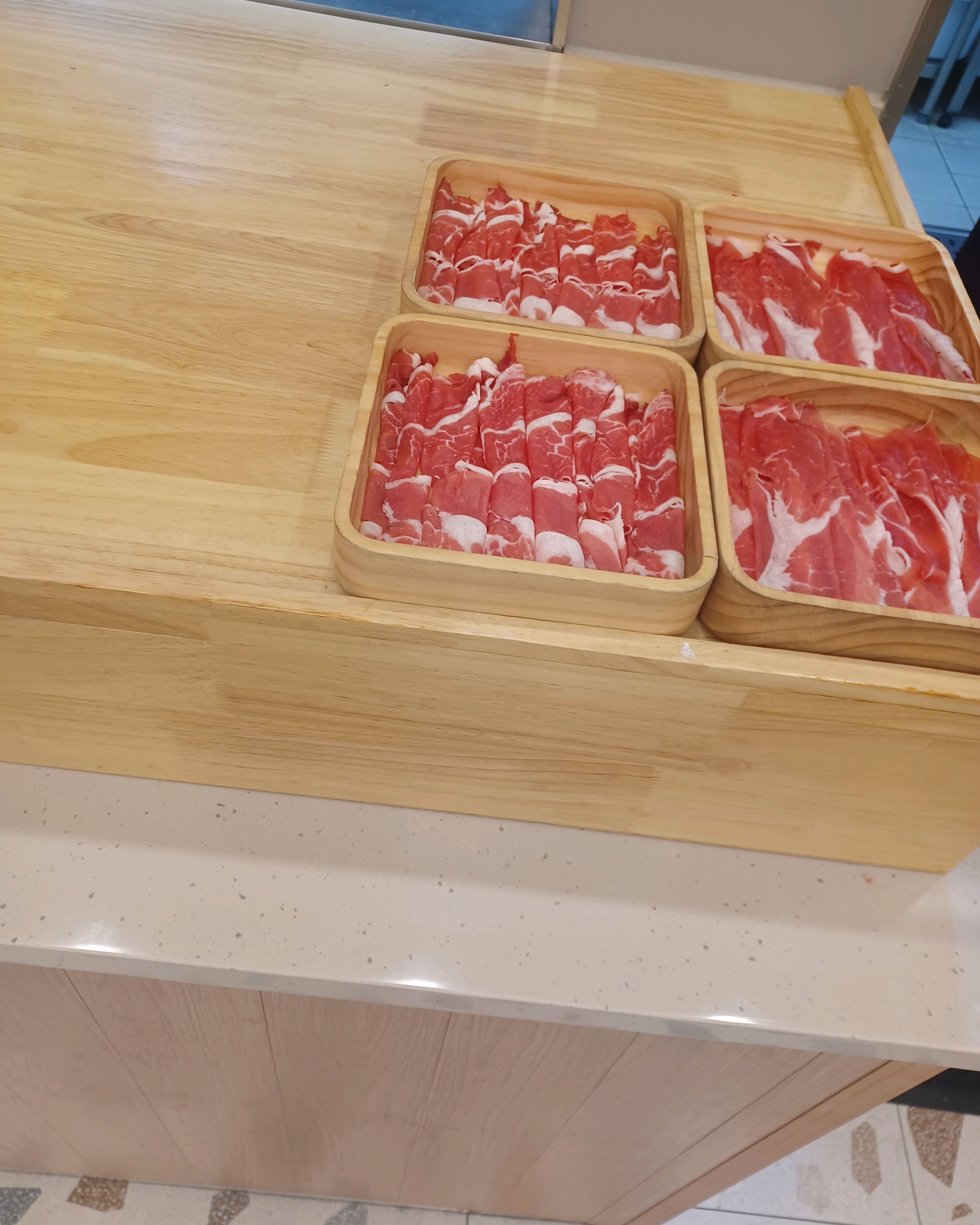 매번 오지만 그래도 제일 좋은점은 직원분들이 너무 친절하고 야채도 신선하고 치킨이 너무 맜