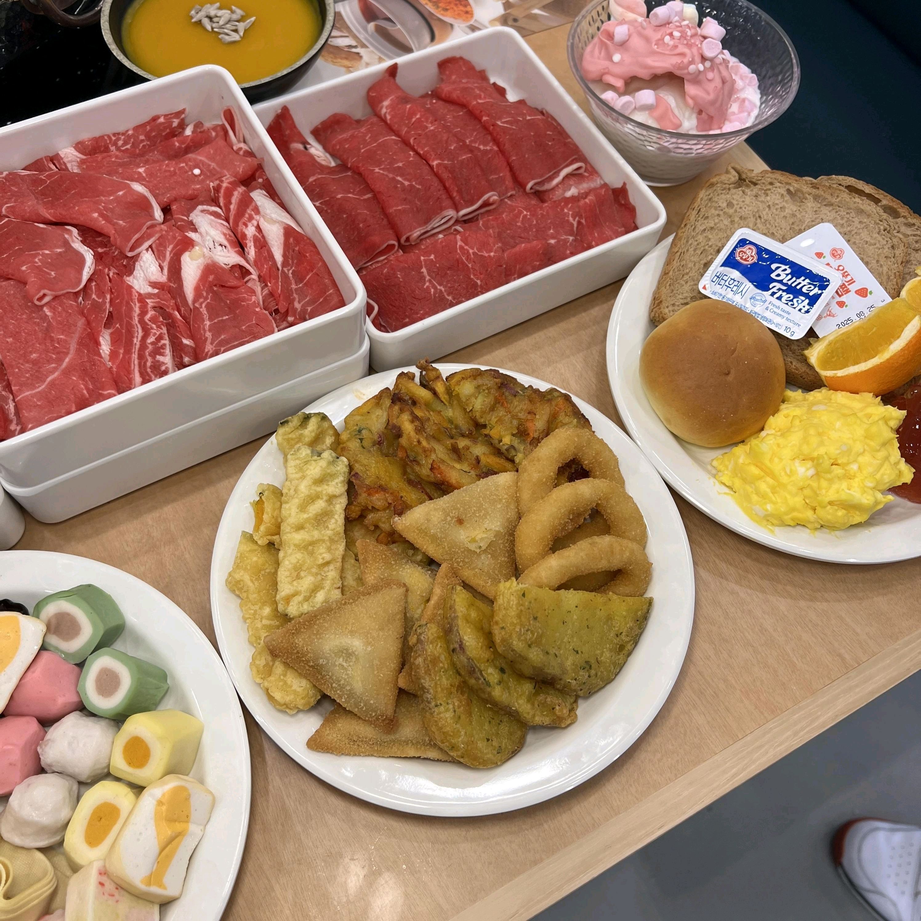 샤브샤브 육수가 깔끔하니 좋네요. 준비된 야채도 신선해서 국물 맛이 더 풍부했어요. 리버스