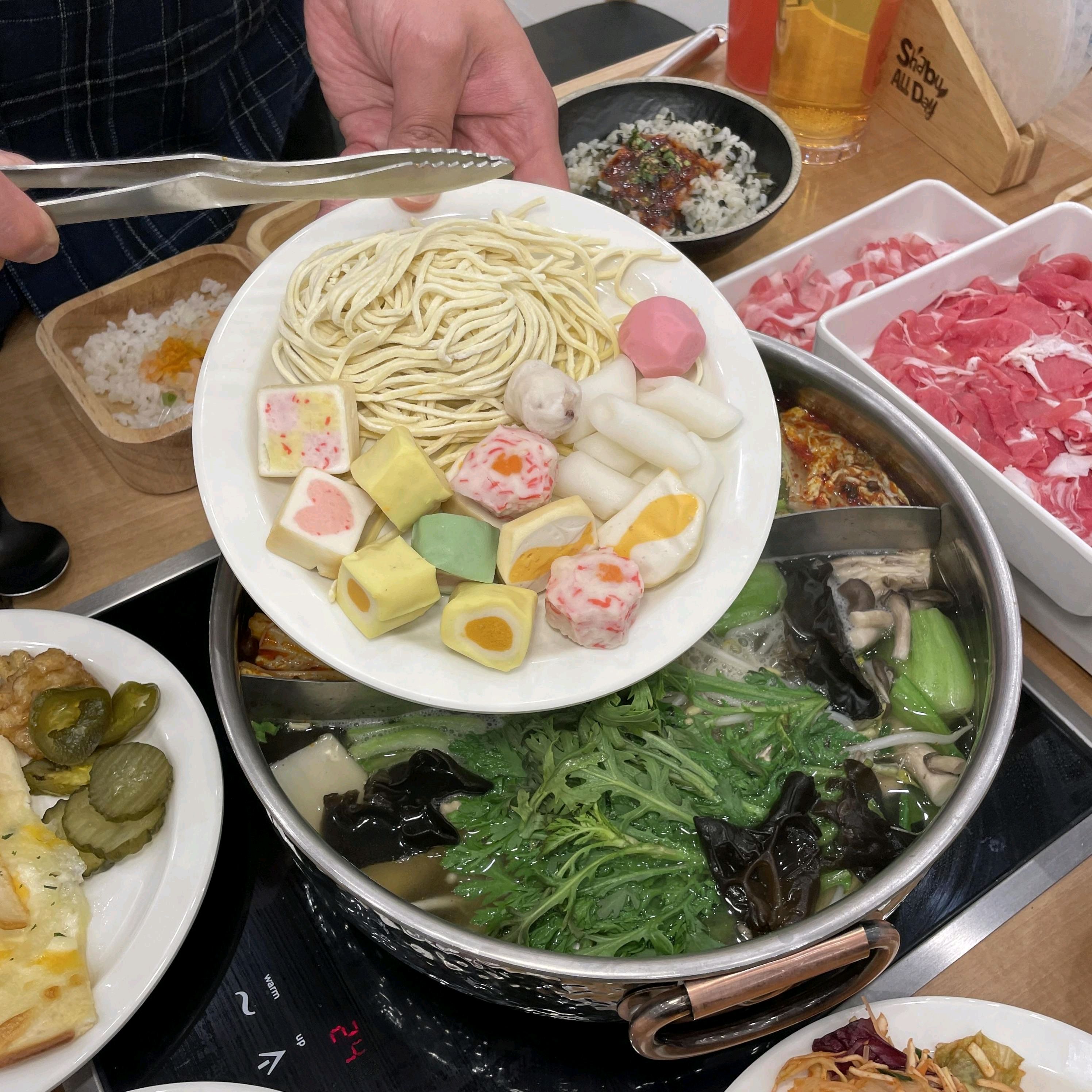 프리미엄 소고기 샤브가 정말 맛있어요. 좋은 재료로 정성껏 만든 맛이 느껴졌고 가족들이랑
