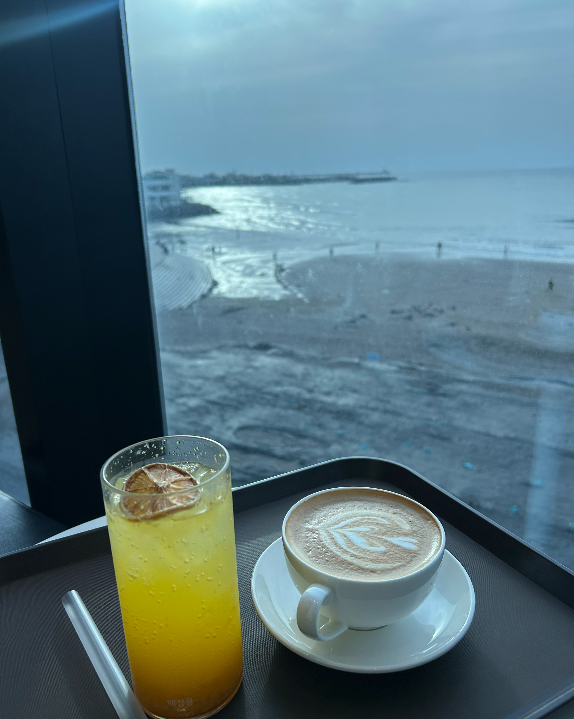 바로 앞에 검은 해변이 있어서 장관입니다~ 에이드도 한라봉이라 제주에서만 먹는 특별한 맛으